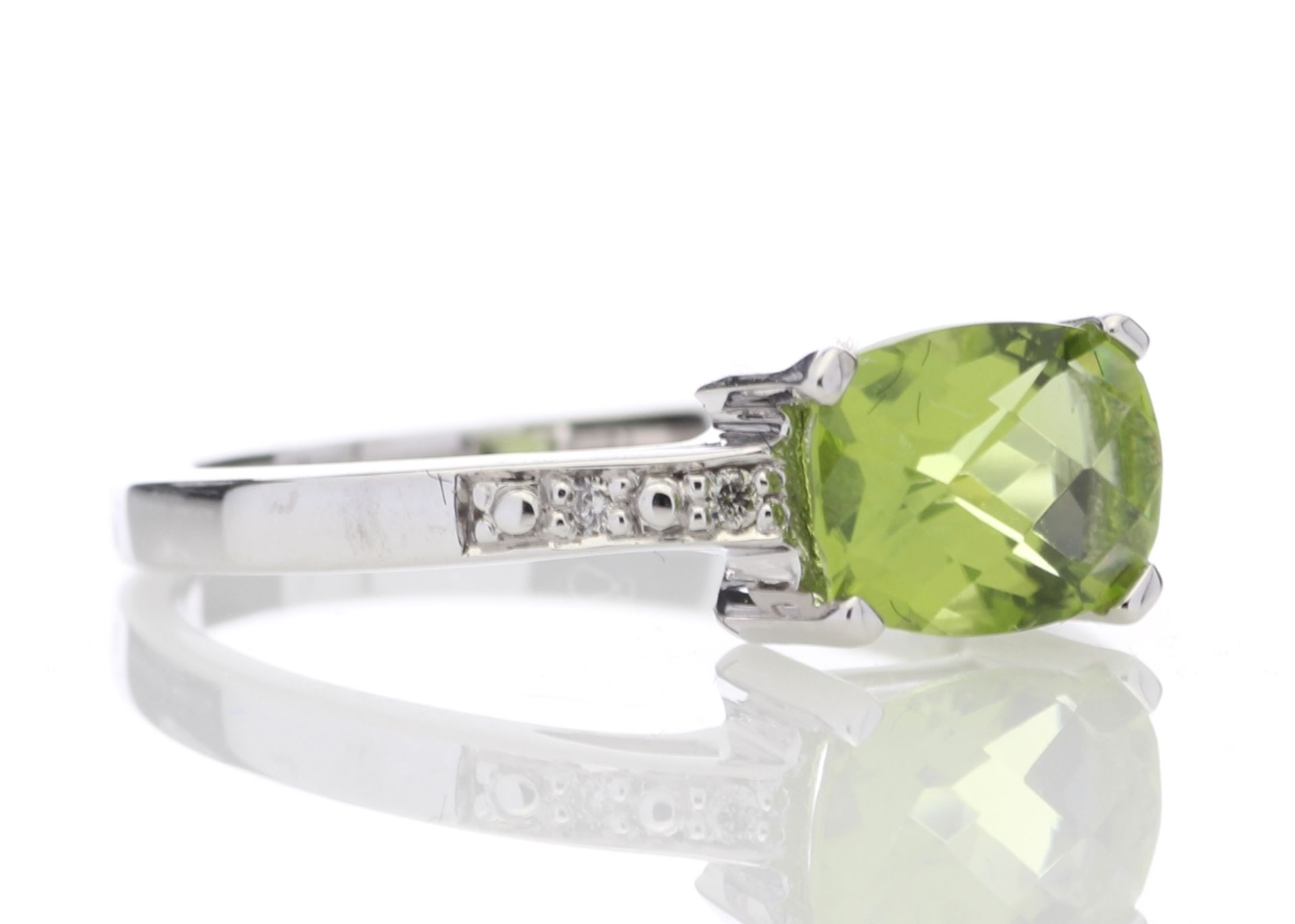 9ct White Gold Peridot Diamond Ring - Valued By IDI £1,630.00 - This stunning ring with a gorgeous - Image 4 of 5