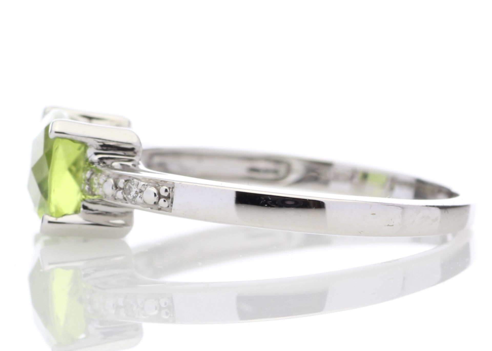 9ct White Gold Peridot Diamond Ring - Valued By IDI £1,630.00 - This stunning ring with a gorgeous - Image 3 of 5