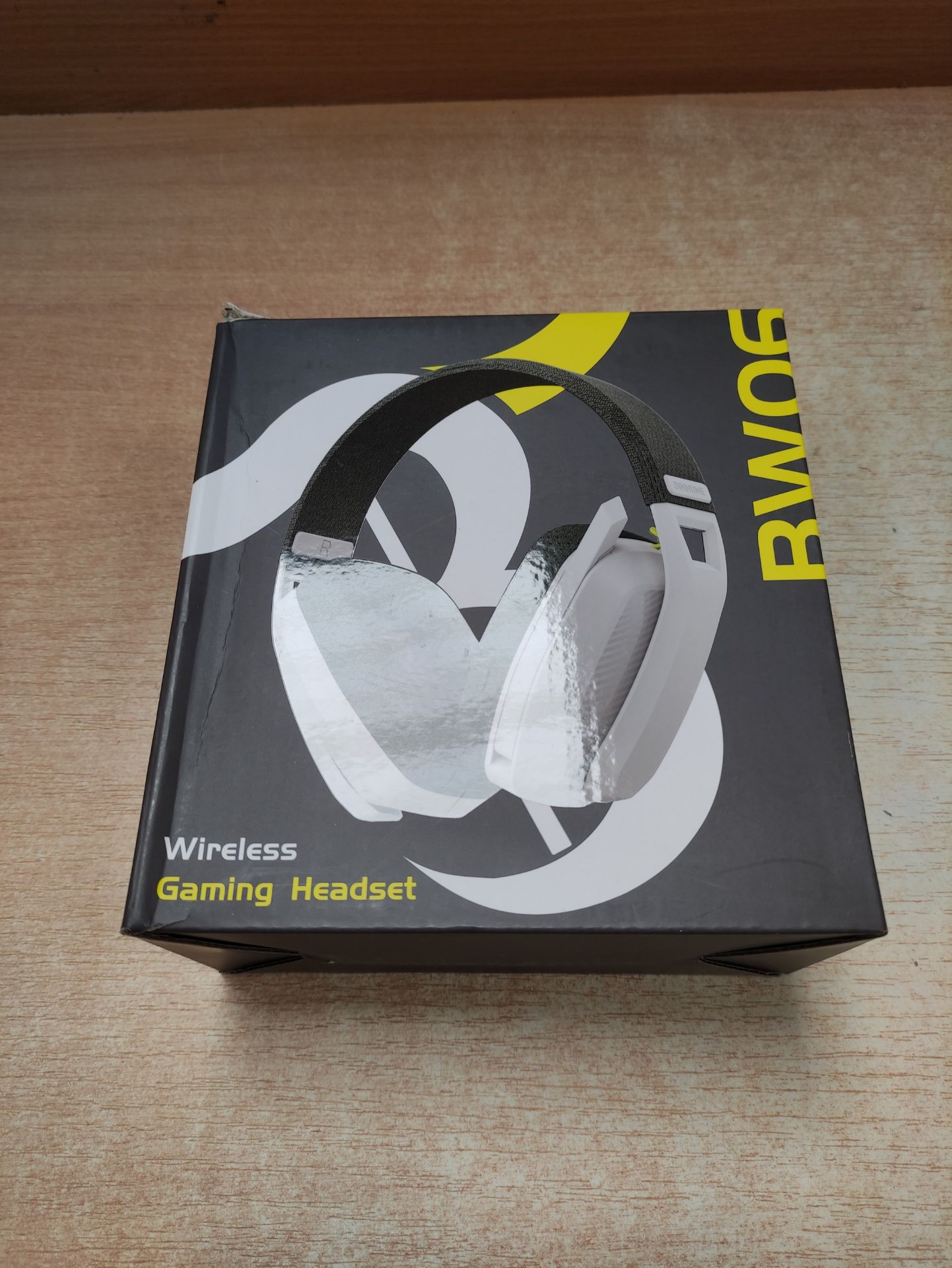 RRP £45.65 BINNUNE Wireless Gaming Headset with Flip Microphone for PC - Image 2 of 2
