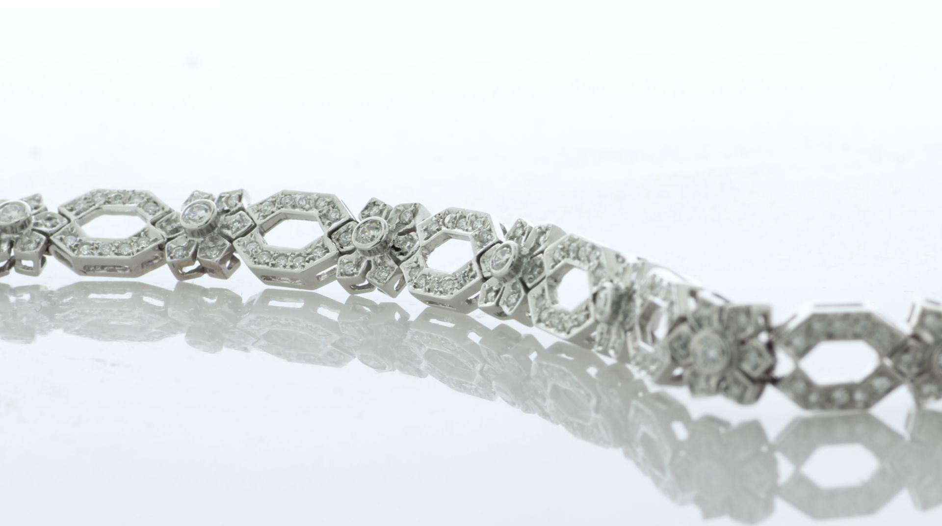 14ct Gold Ladies Dress Diamond Bracelet 4.00 Carats - Valued By AGI £9,650.00 - A stunning diamond - Image 3 of 5
