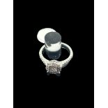 14k white gold ring, set with 1 carat of diamonds