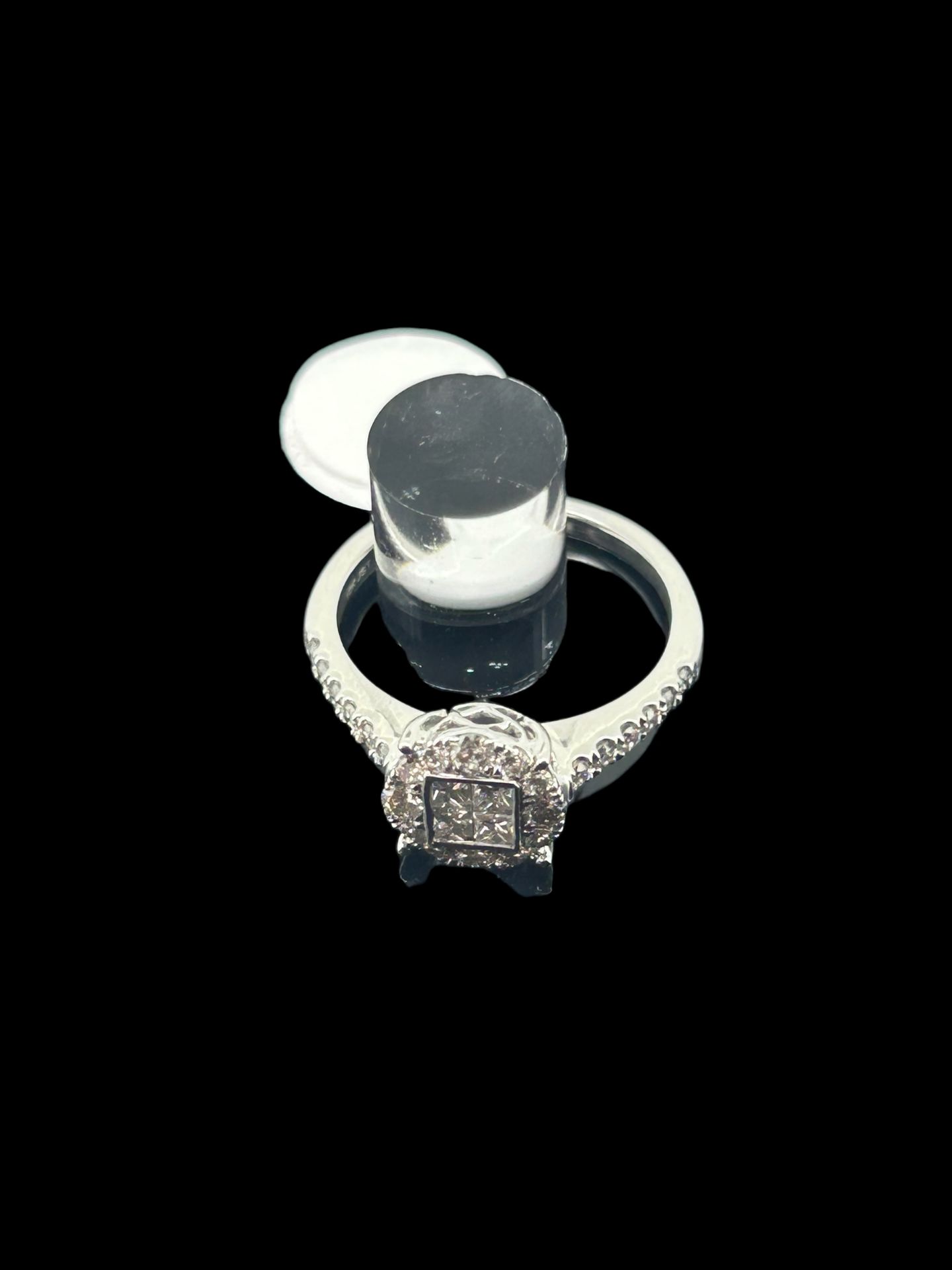 14k white gold ring, set with 1 carat of diamonds