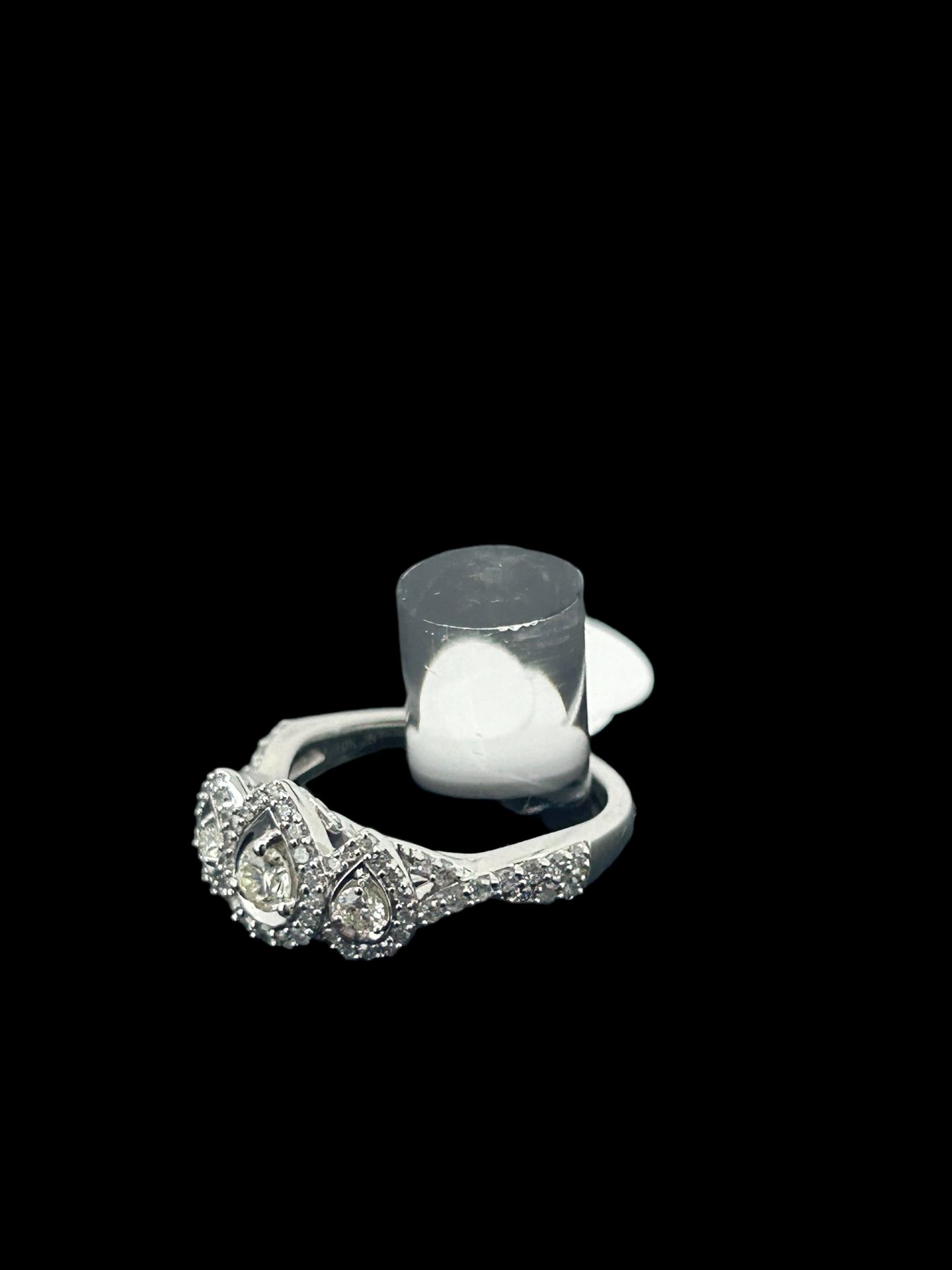 10k white gold cocktail ring, set with 1 carat of diamond