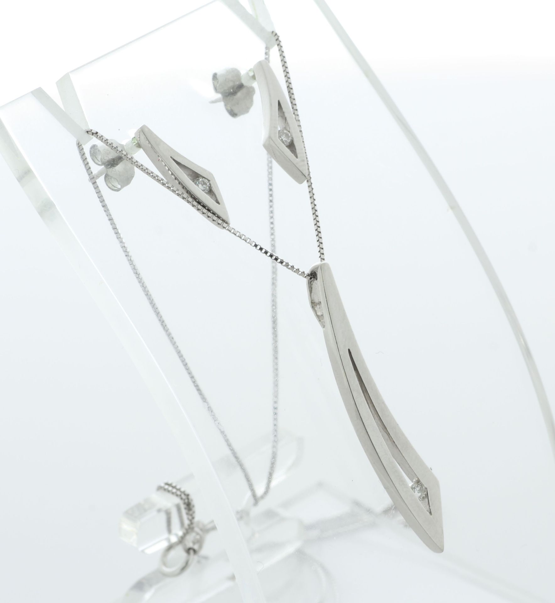 Platinum Diamond Pendant And Earrings Set 0.10 Carats - Valued By AGI £3,950.00 - A stunning pendant - Image 4 of 5