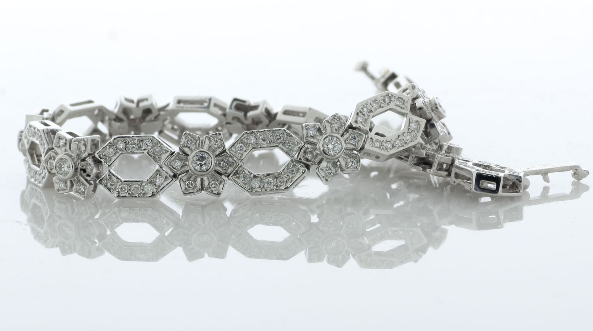14ct Gold Ladies Dress Diamond Bracelet 4.00 Carats - Valued By AGI £9,650.00 - A stunning diamond - Image 4 of 5