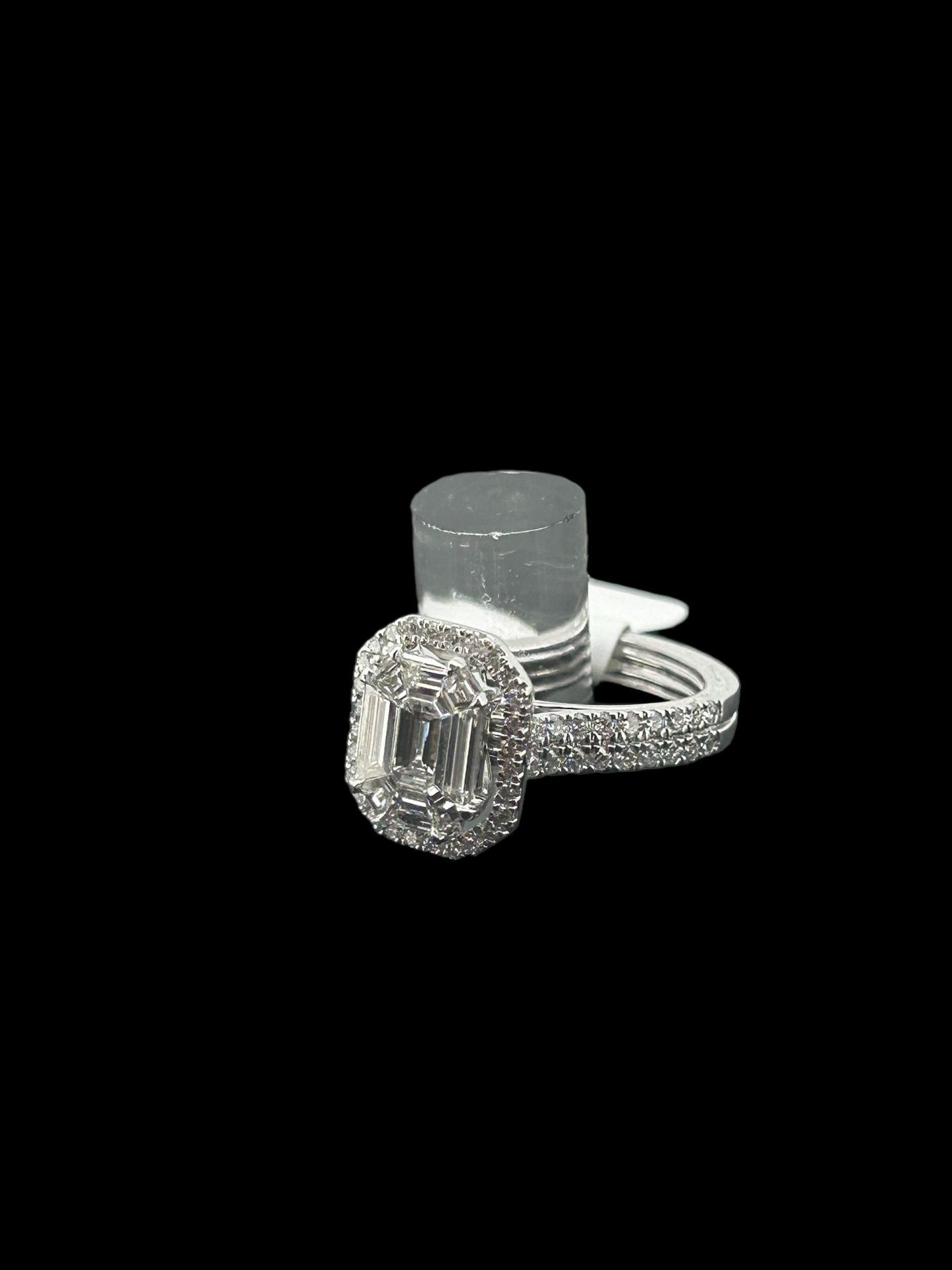 14k white gold ring, set with 2 carat of diamonds