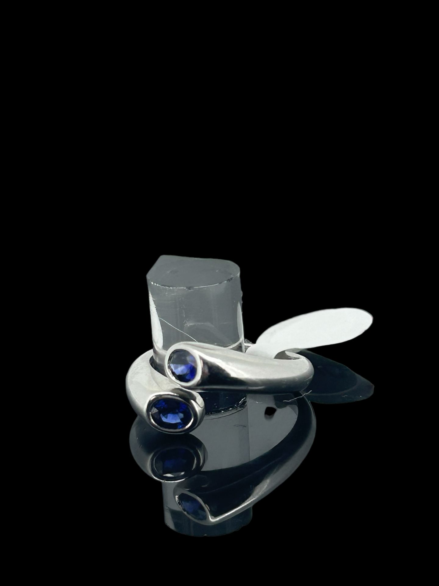 18k white gold sapphire ring, set with 0.90 carat of sapphires