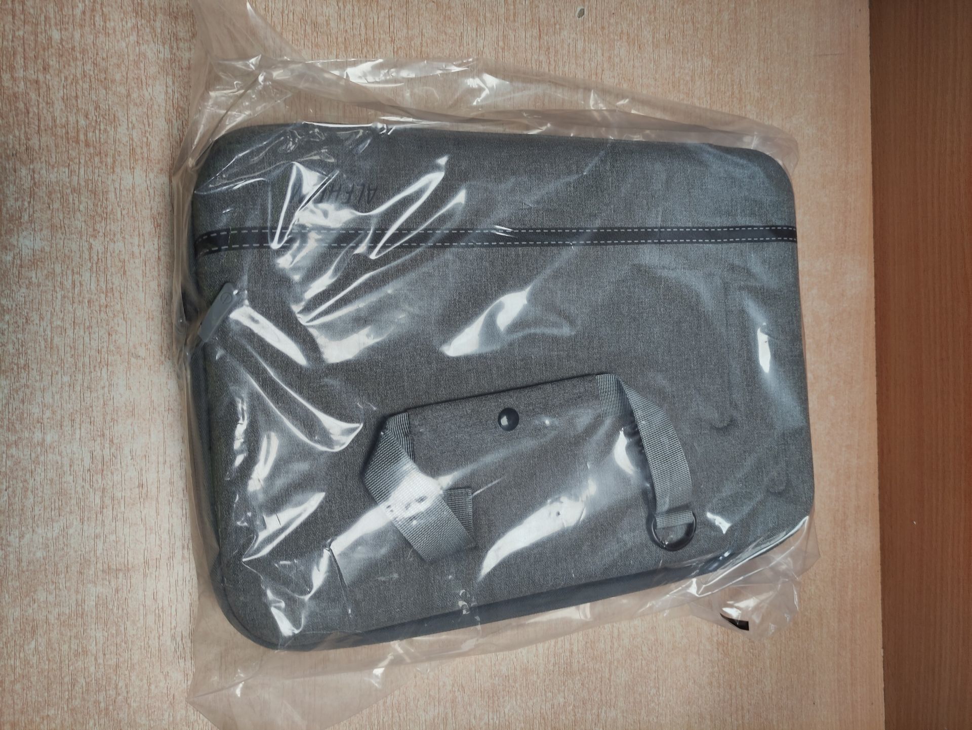 RRP £30.15 Alfheim 13-14/14.2 inch Hard Laptop Bag with Shoulder - Image 2 of 2