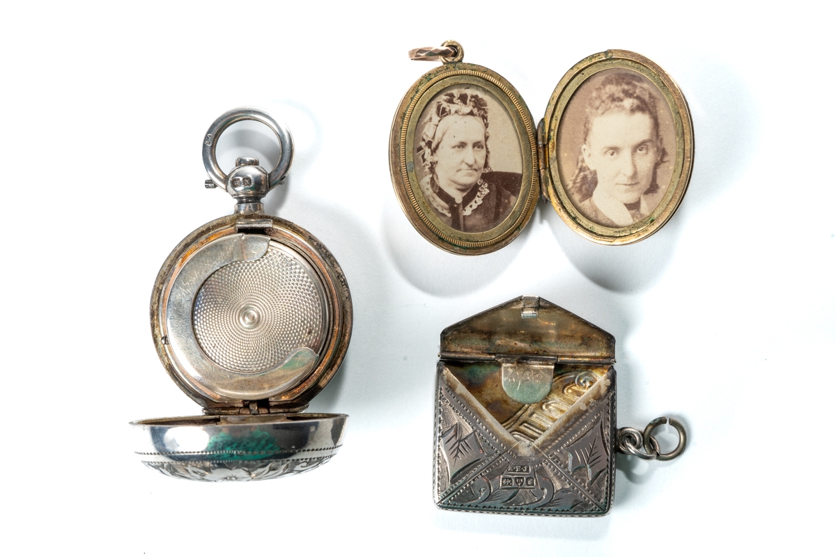 A silver sovereign case, a silver stamp case, a silver and enamel Scottish brooch, approx 1.78 gross - Image 2 of 5