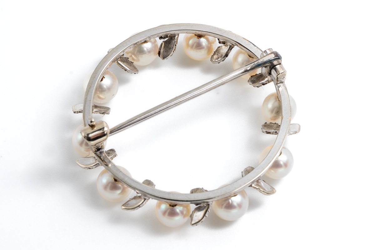 A white metal and pearl circular wreath brooch, set with ten 4mm cultured pearls with textured - Image 5 of 5