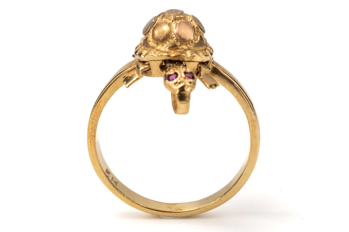 A novelty 14k gold tortoise ring, realistically cast as a tortoise with moving head and legs, rubies - Image 4 of 5