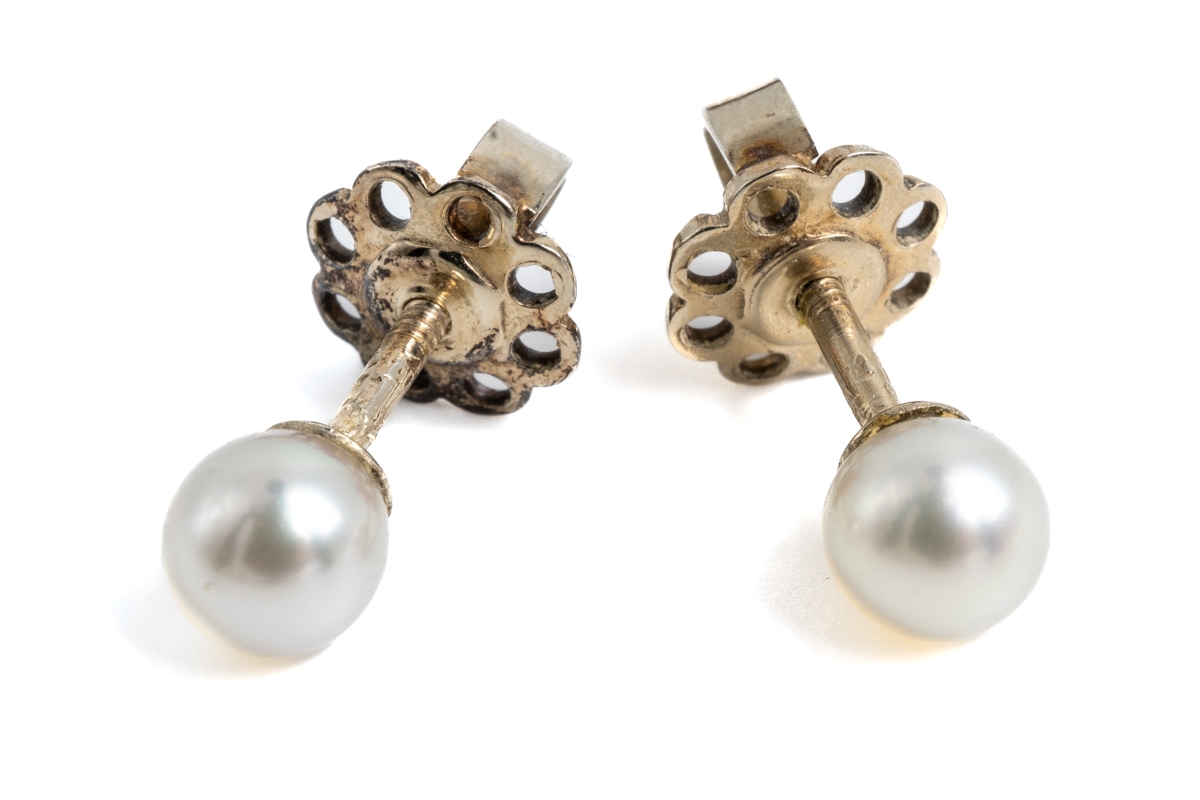 A white metal and pearl circular wreath brooch, set with ten 4mm cultured pearls with textured - Image 3 of 5