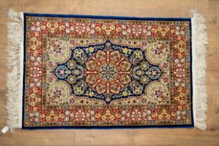 Vintage silk Persian city rug 70cm x110 cm In good condition