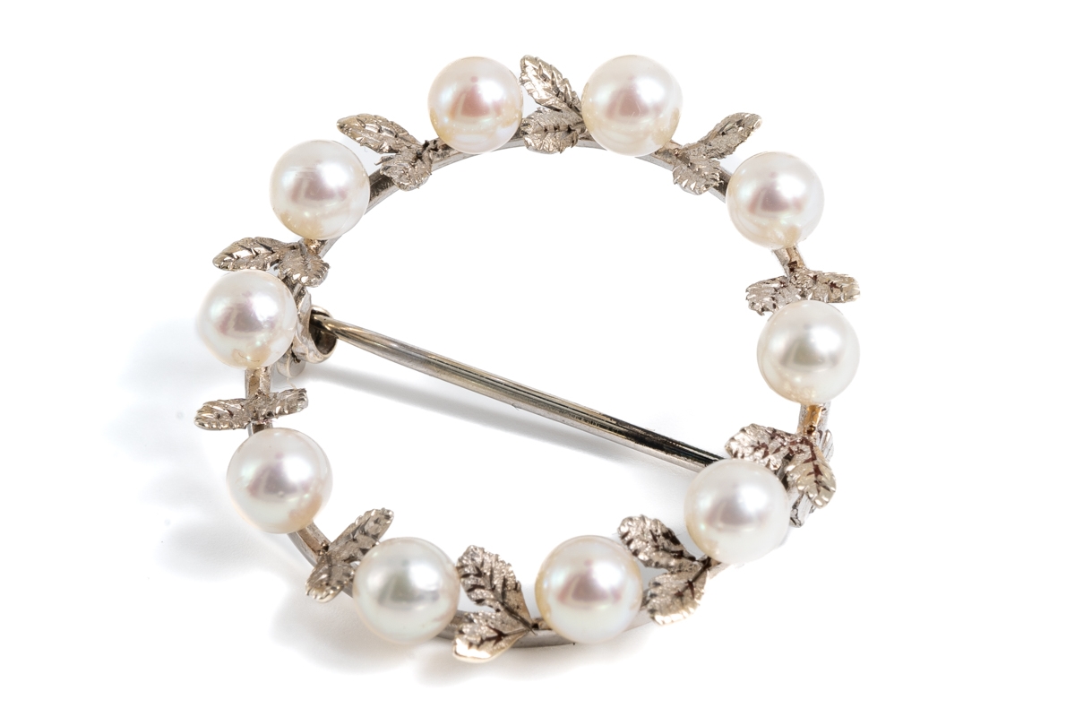 A white metal and pearl circular wreath brooch, set with ten 4mm cultured pearls with textured - Image 4 of 5