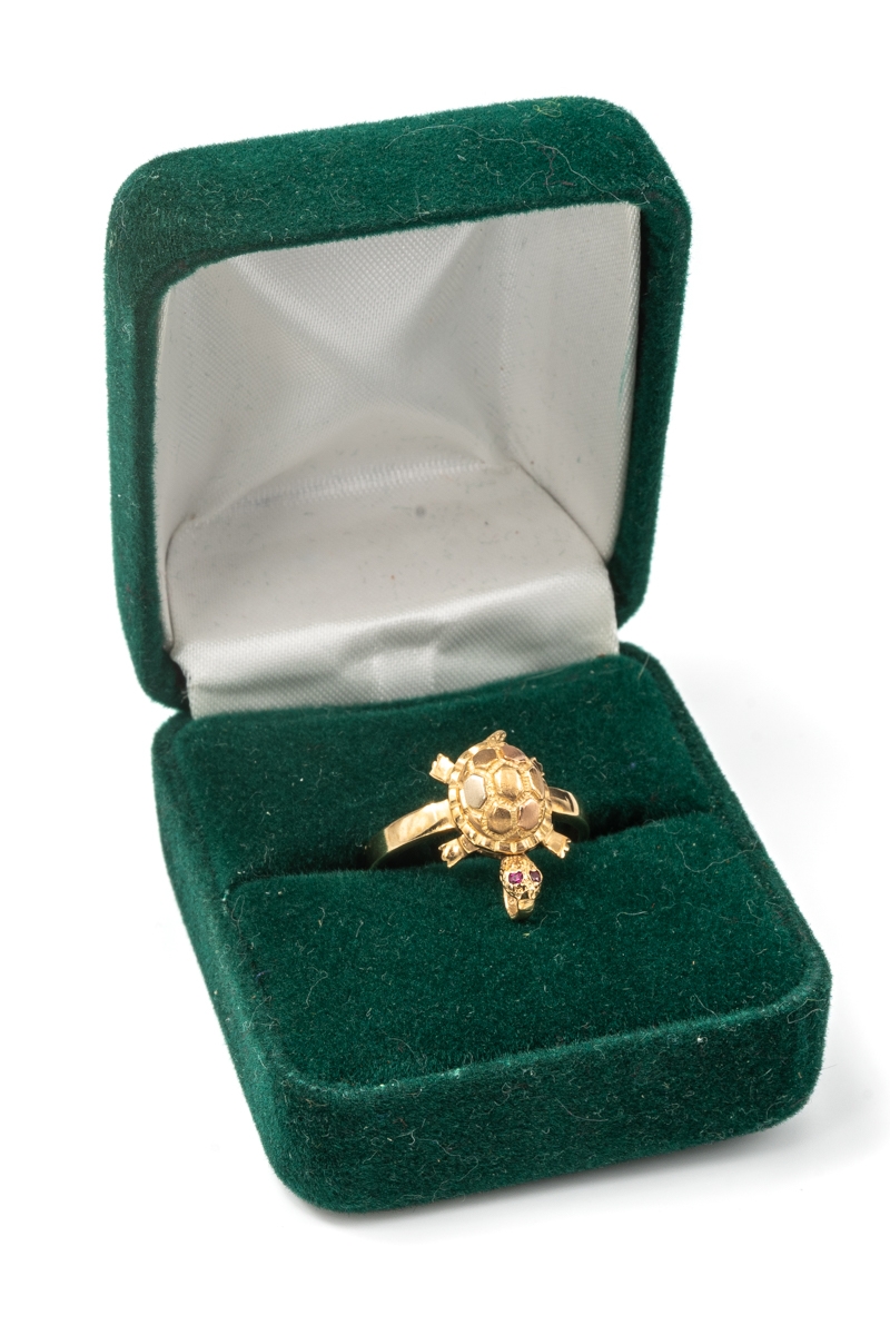 A novelty 14k gold tortoise ring, realistically cast as a tortoise with moving head and legs, rubies - Image 5 of 5