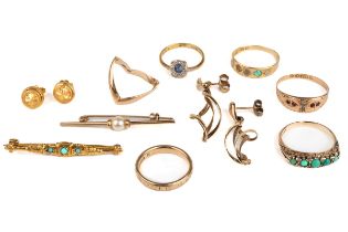 A collection of gold jewellery, including a pair of 22ct gold stud earrings, approx 1.3g; a 15ct