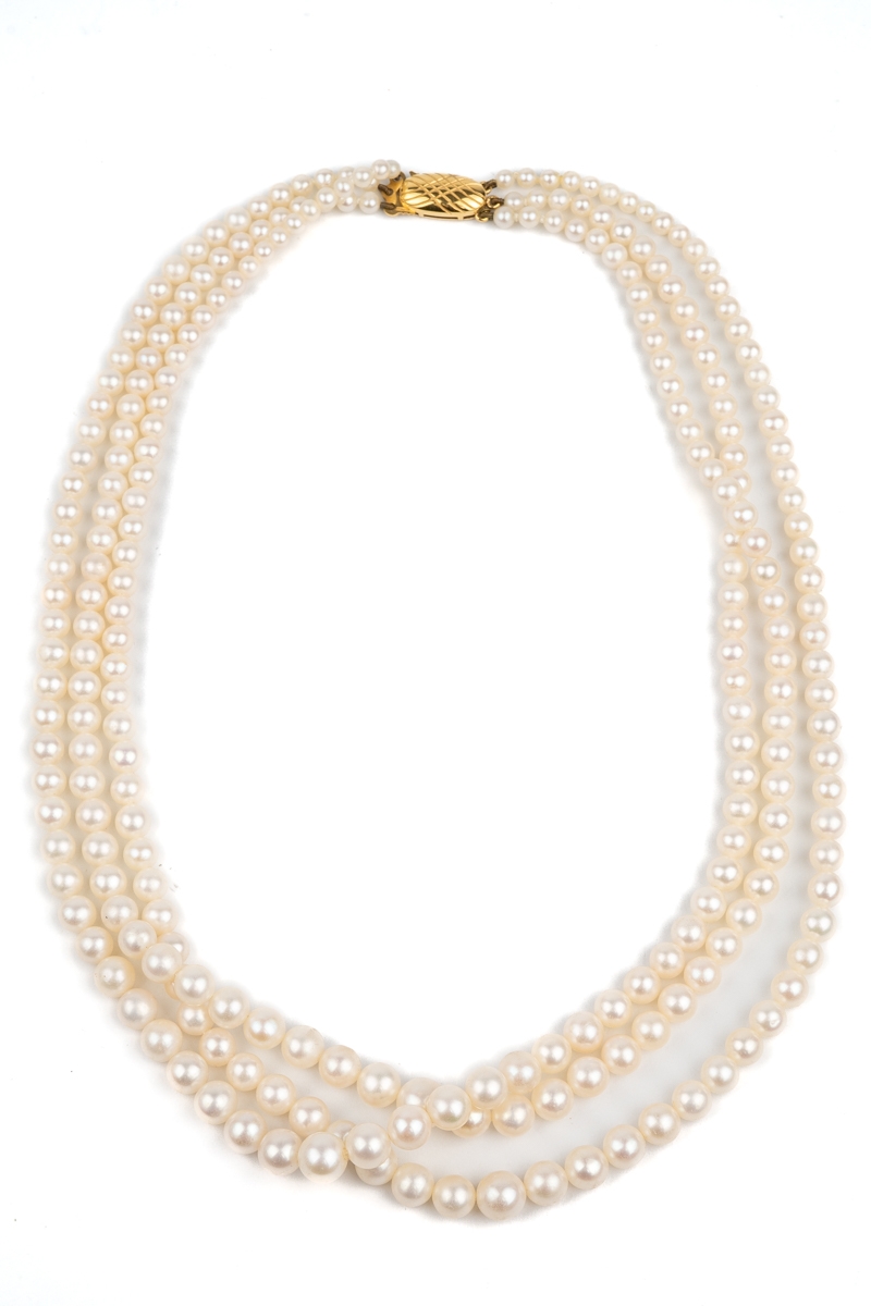 A three-row graduated cultured pearl necklace, with a 9ct yellow gold clasp, approx 42cm long Good - Image 2 of 3
