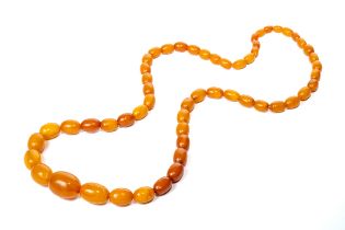 A single row amber necklace, with graduated oval beads approx 8mm to 20mm, gross weight approx 32.7g