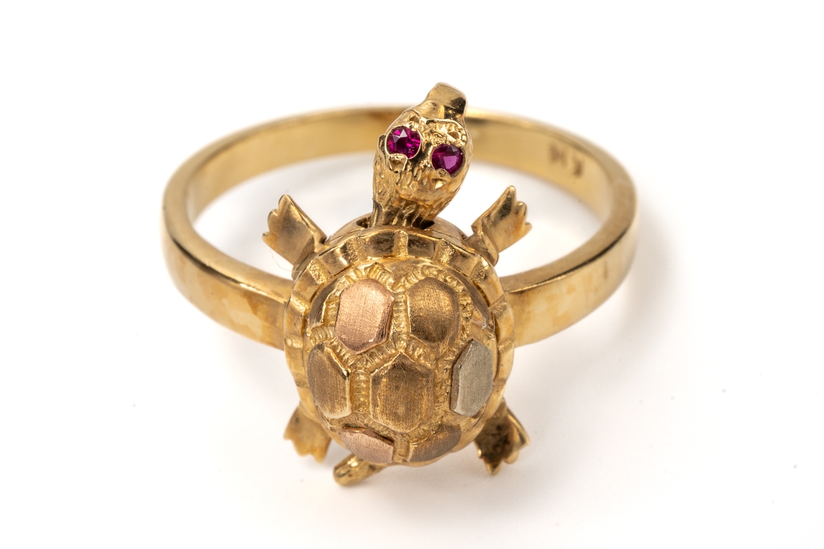 A novelty 14k gold tortoise ring, realistically cast as a tortoise with moving head and legs, rubies - Image 2 of 5