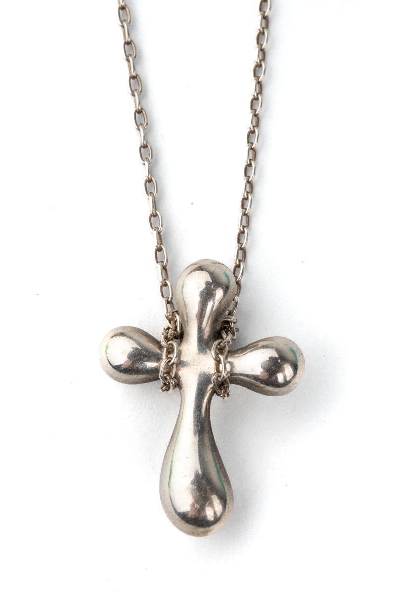 Tiffany & Co - a silver cross pendant by Elsa Peretti, 15mm long, to a fine link silver chain,with - Image 4 of 8