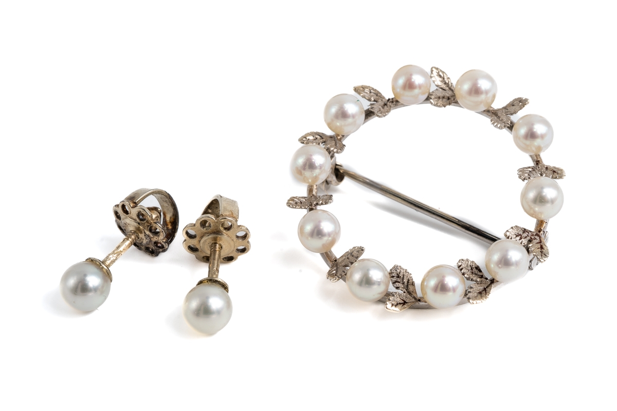 A white metal and pearl circular wreath brooch, set with ten 4mm cultured pearls with textured