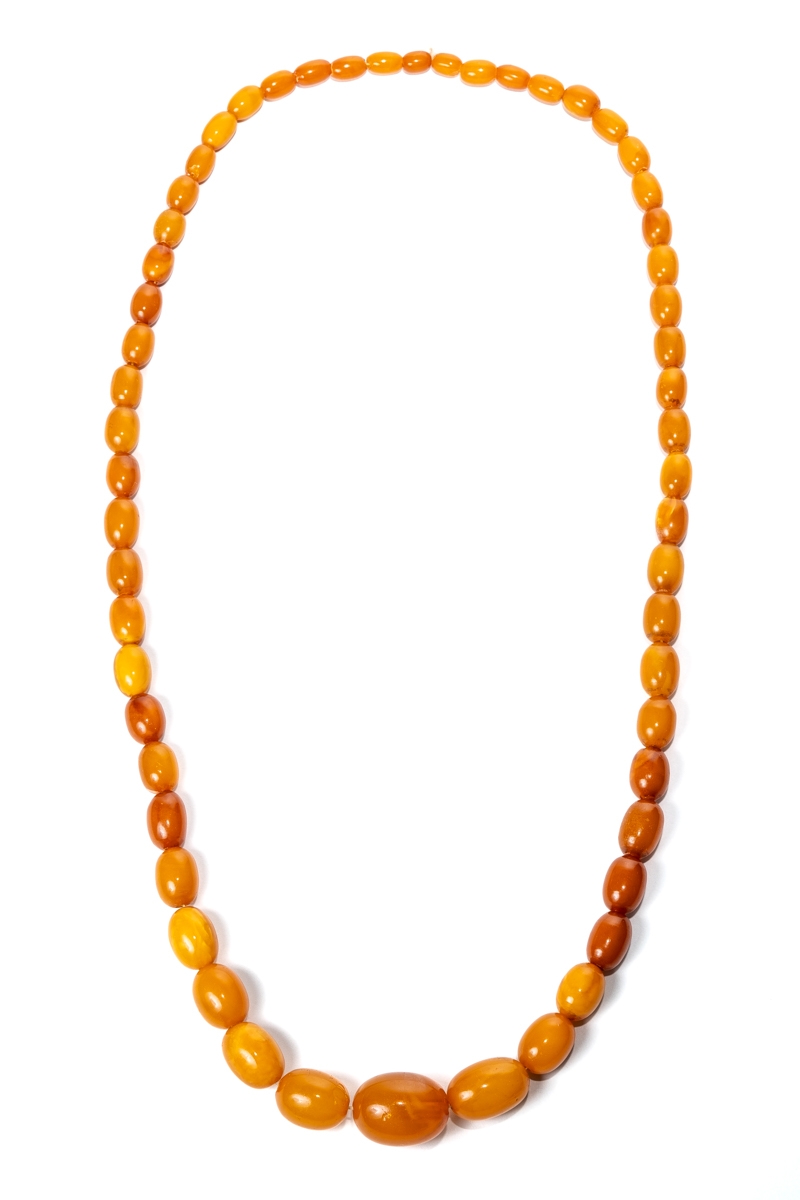 A single row amber necklace, with graduated oval beads approx 8mm to 20mm, gross weight approx 32.7g - Image 2 of 2