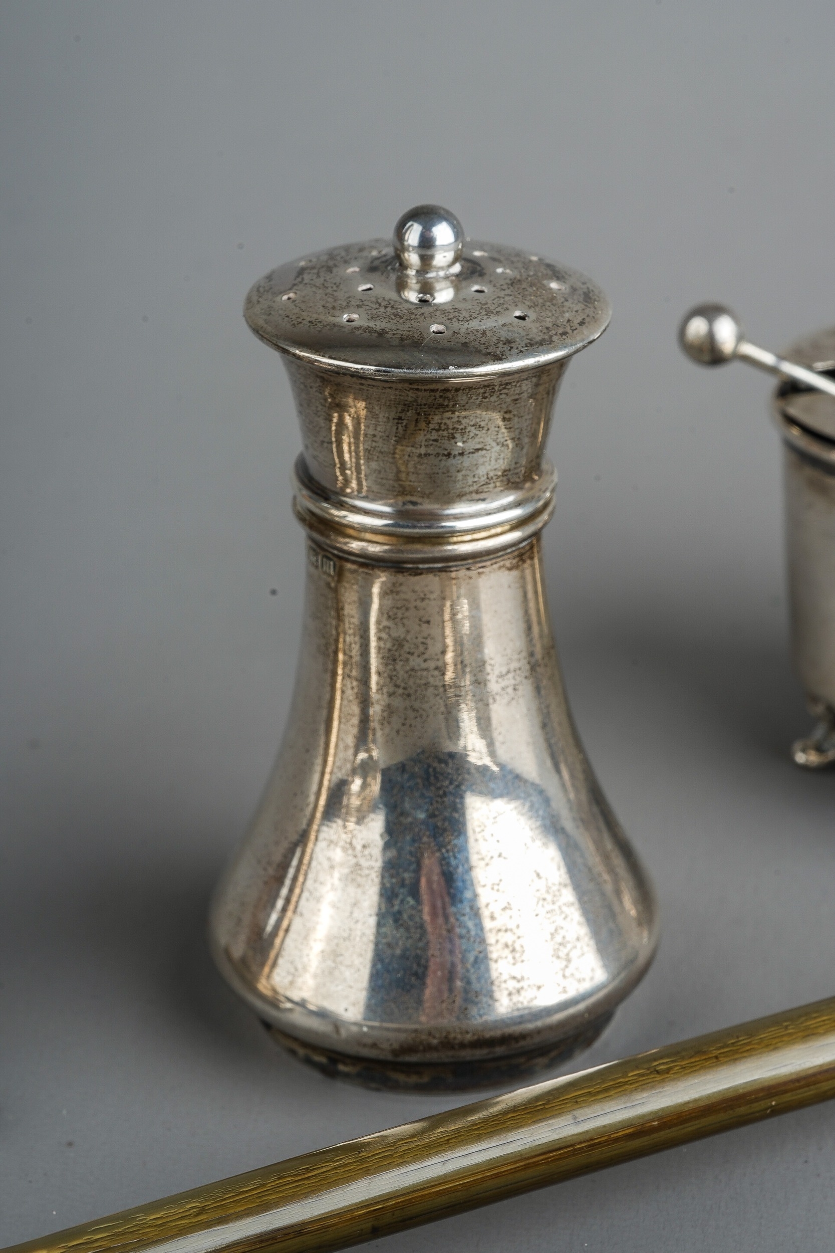 A collection of silver to include: Georgian style baluster caster, hallmarked Birmingham, 1920; an - Image 3 of 6