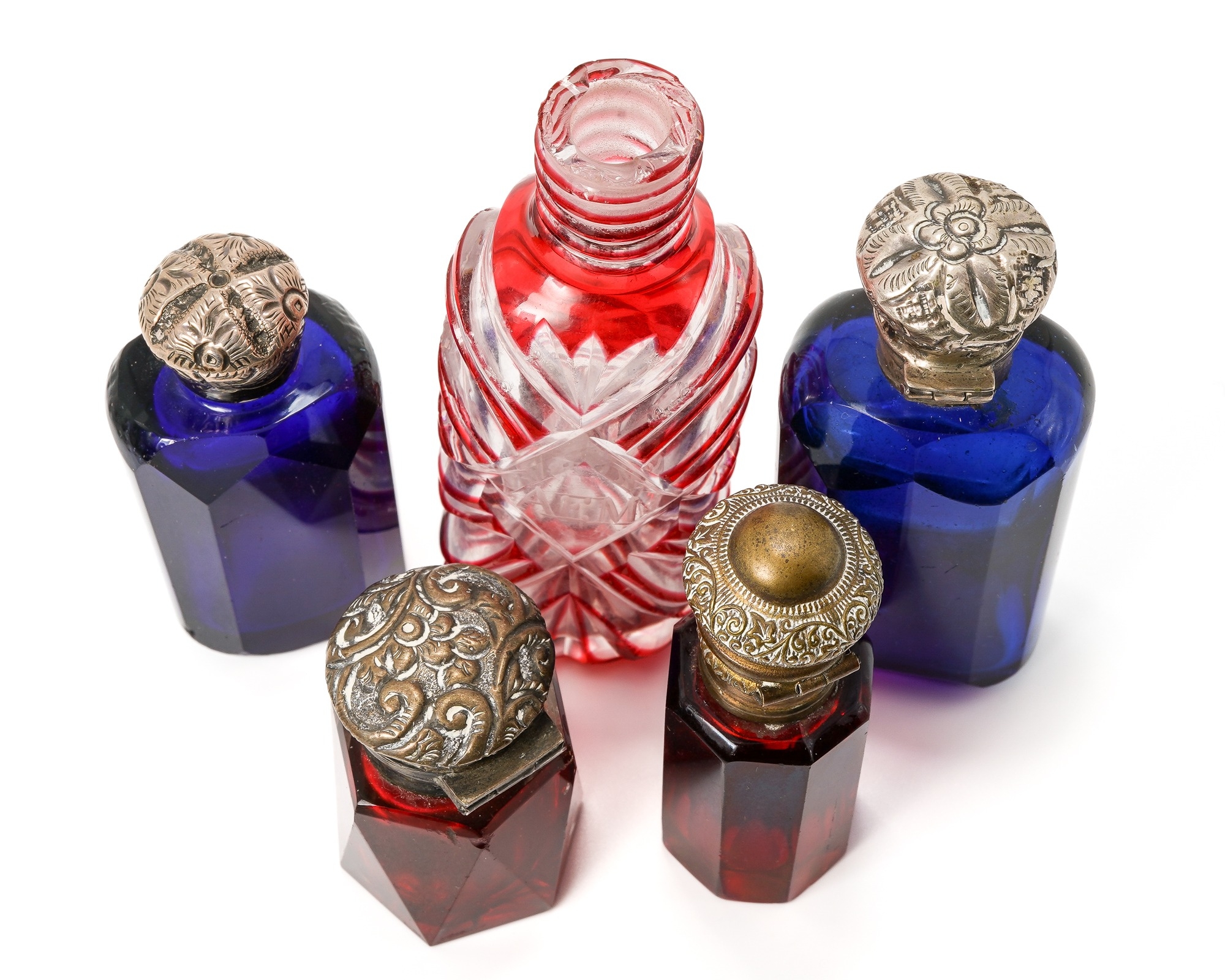 A collection of five red and blue glass scent bottles, two with silver lids, two with base metal - Image 2 of 3