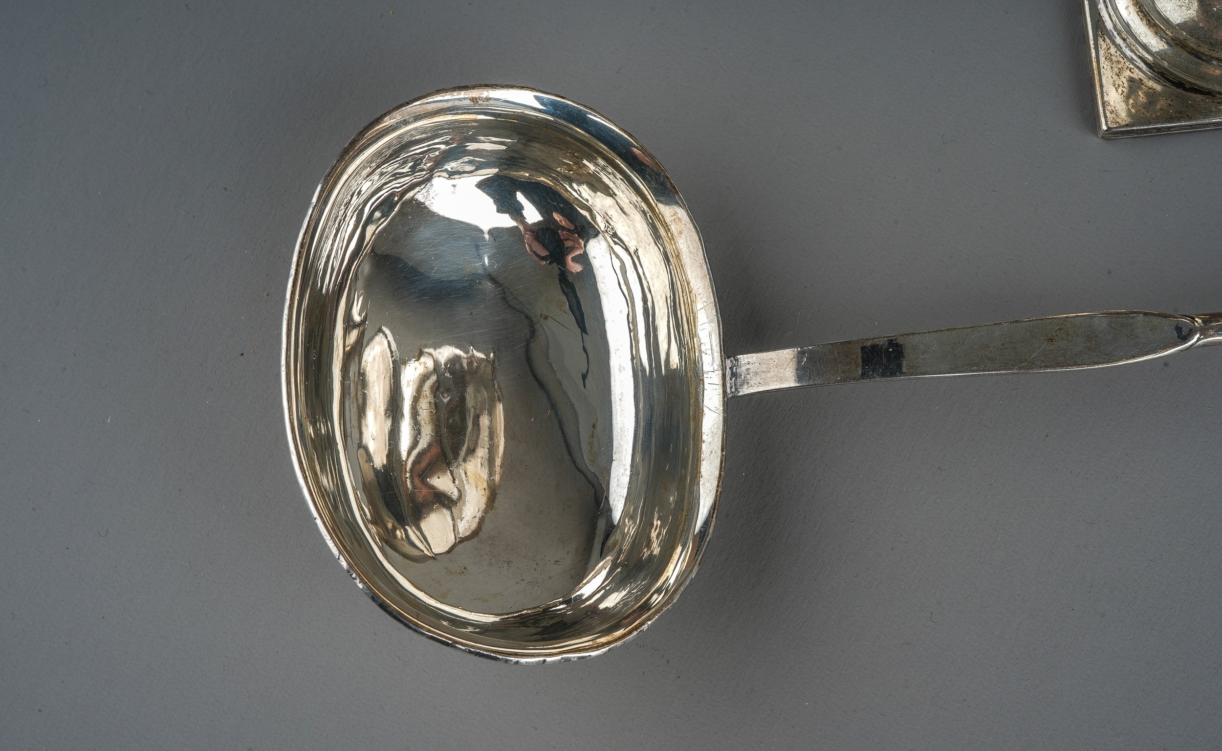 A collection of silver to include: Georgian style baluster caster, hallmarked Birmingham, 1920; an - Image 6 of 6