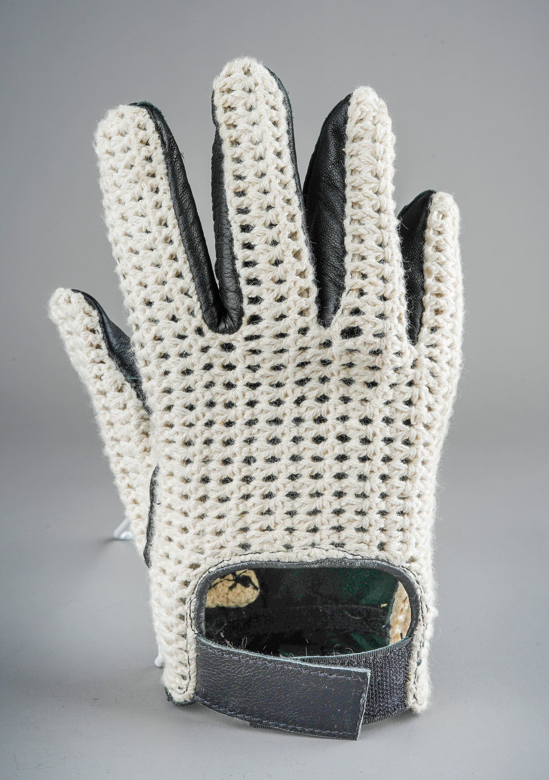 Motor racing interest - 1950s style (replica) leather and webbed racing glove, signed in silver - Image 2 of 4