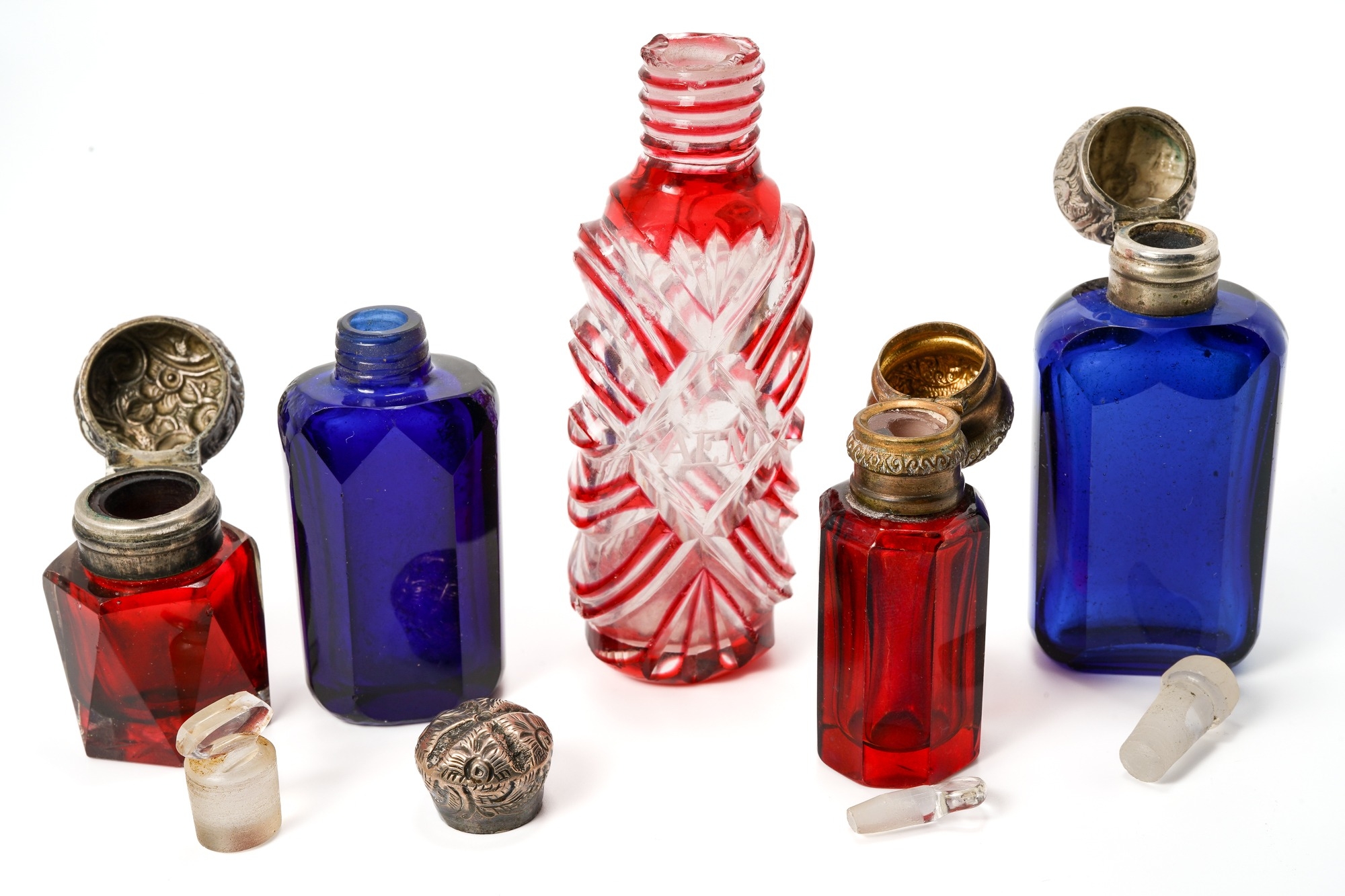 A collection of five red and blue glass scent bottles, two with silver lids, two with base metal - Image 3 of 3