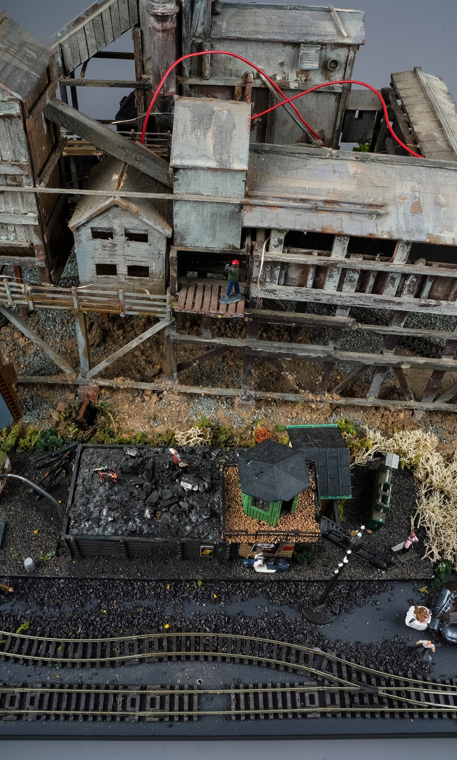 A model railway N gauge layout board containing diorama depicting coal mine processing plant with - Image 7 of 9