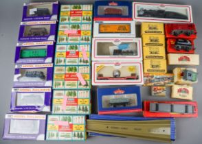 Assorted vintage model railway accessories to include: boxed Dapol 1:76 / 00 gauge good wagons;