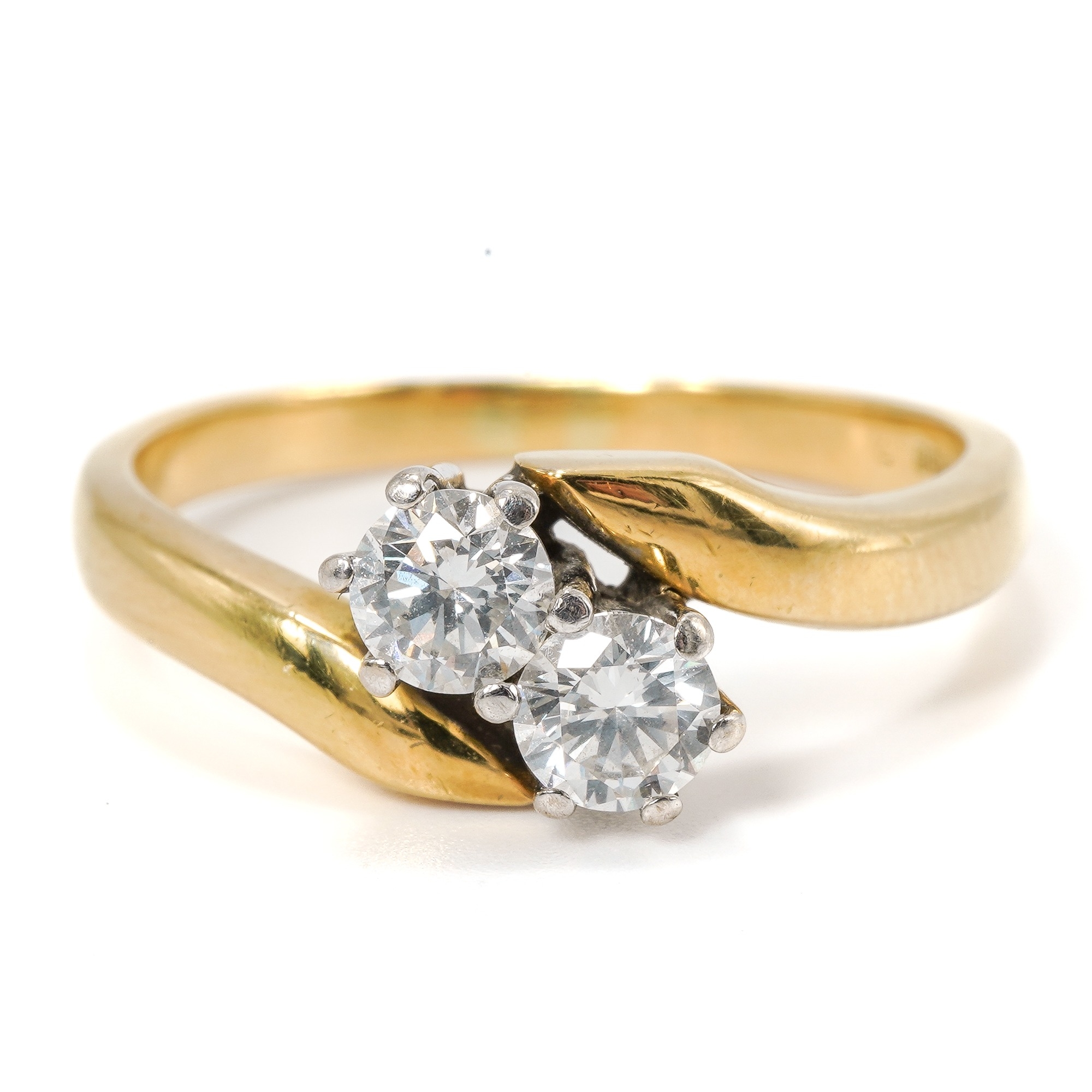 An 18ct yellow gold and diamond two stone crossover ring, set with round brilliant cut diamonds, - Bild 2 aus 5