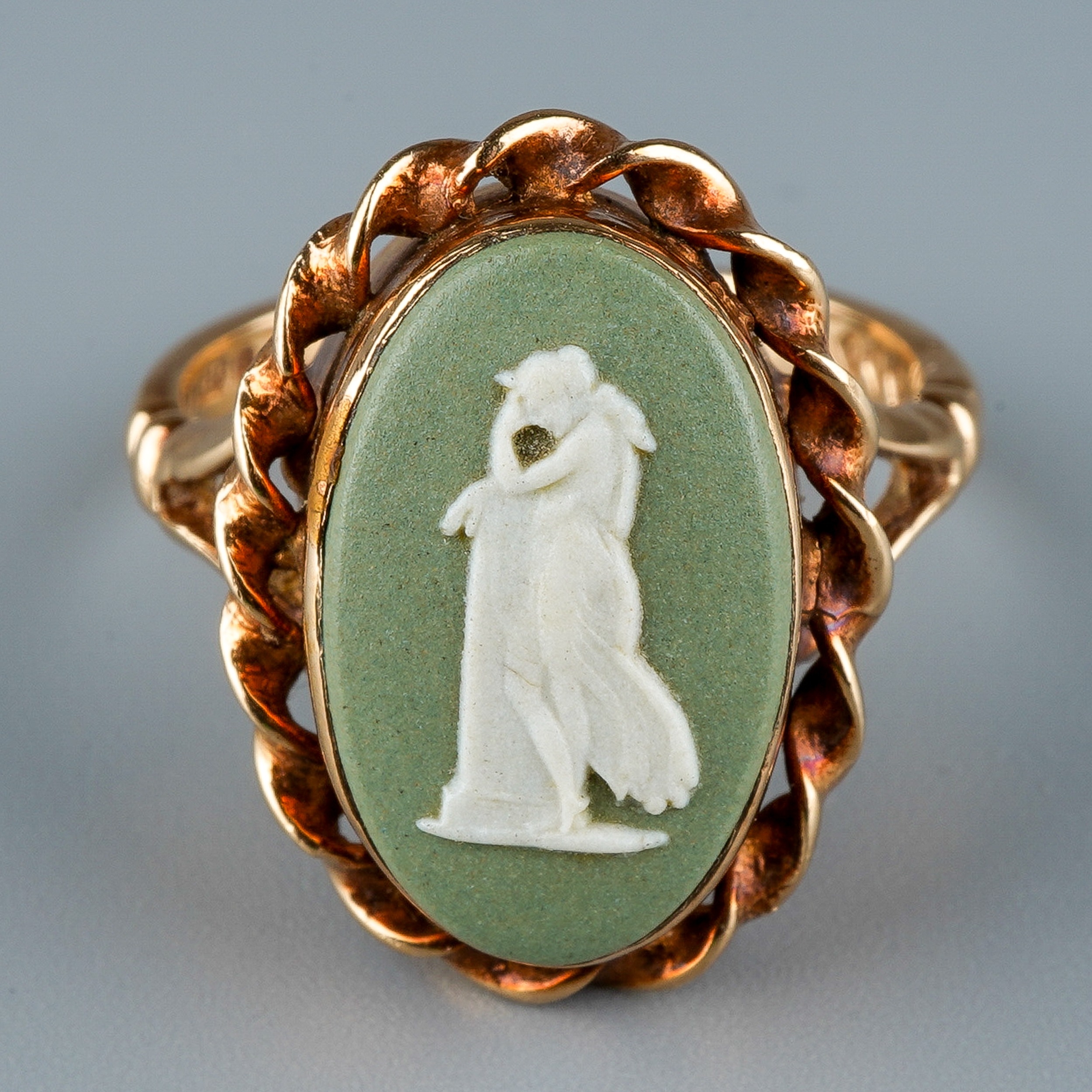 A 9ct yellow gold and Wedgwood jasperware cameo ring, set with an oval green and white jasperware - Image 2 of 8