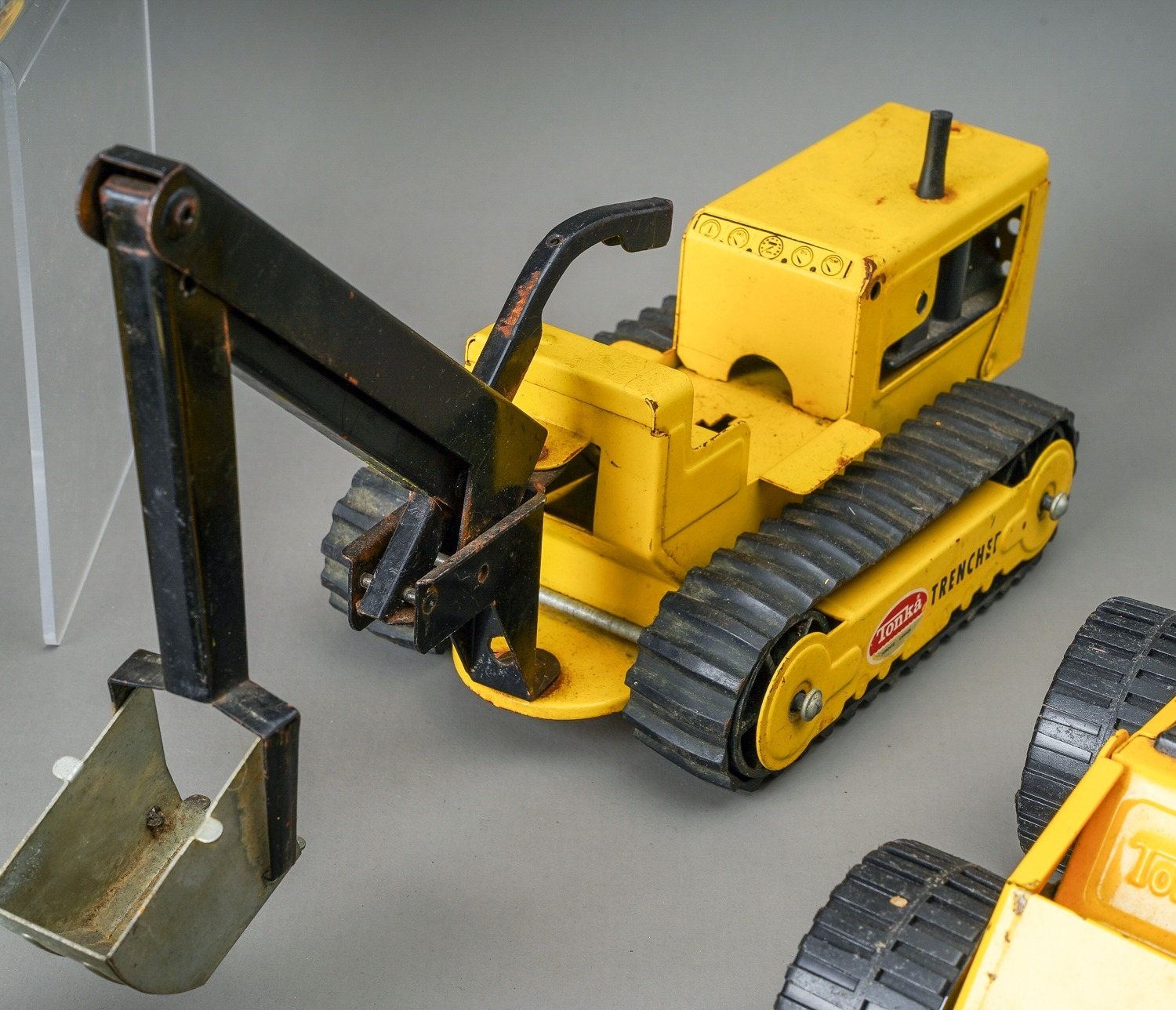 Tonka Toys. Medium scale set of 6 construction vehicles - 3 caterpillar tractors, fork lift, - Image 6 of 7