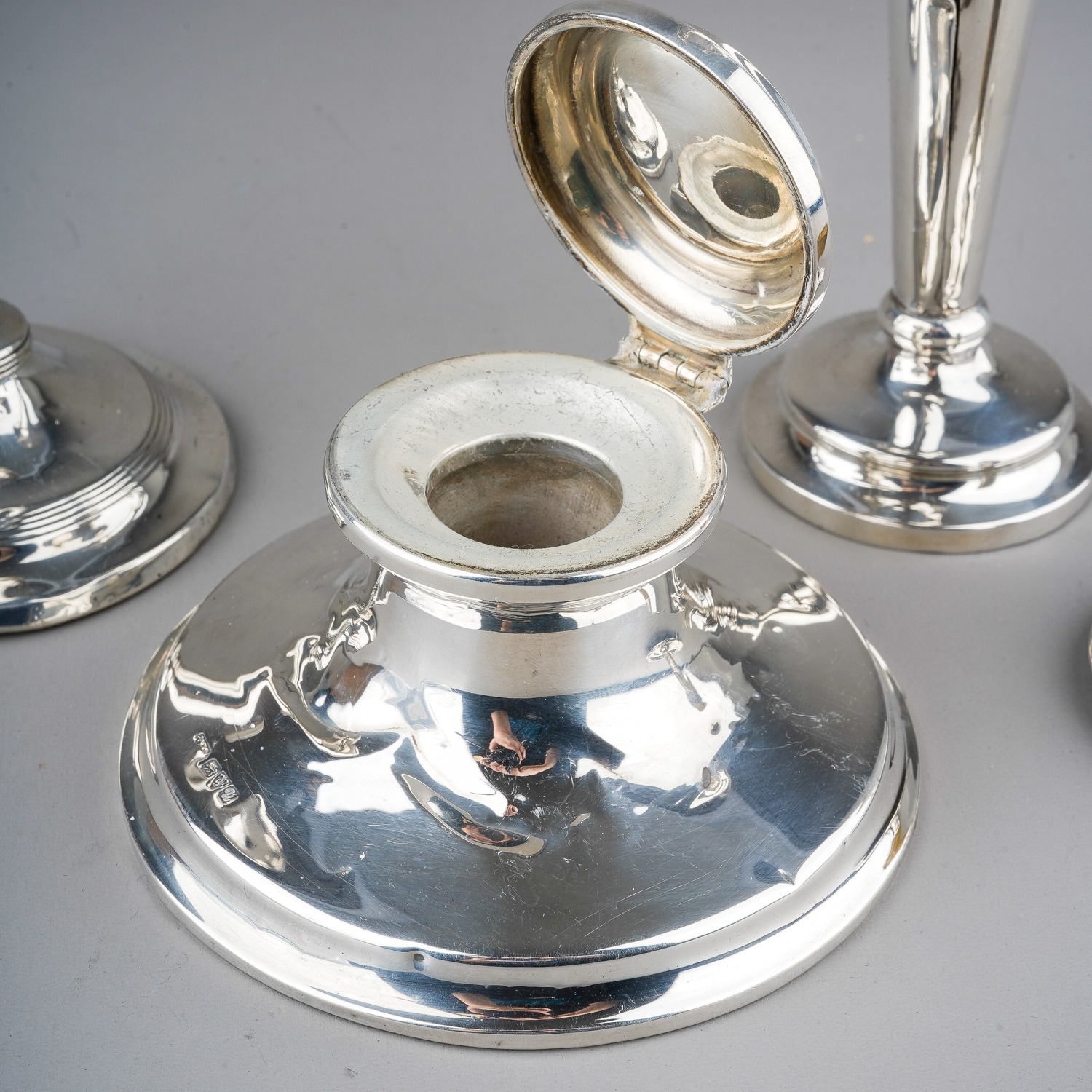 A group of silver to include: Edwardian seal wax holder, circular with gadroon border, hallmarked - Bild 5 aus 7