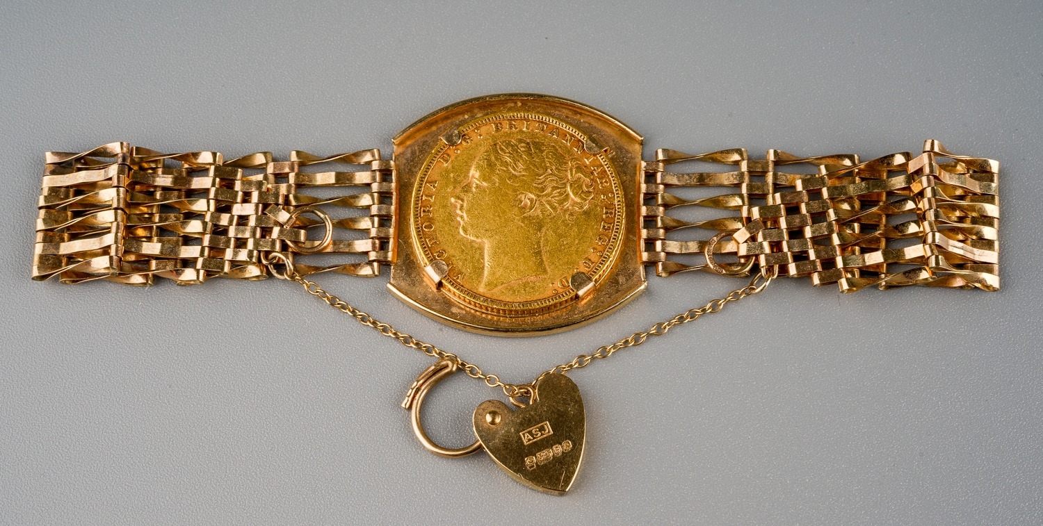 An 1873 sovereign mounted on gate-link bracelet, total gross weight approx 15.6g Good condition,