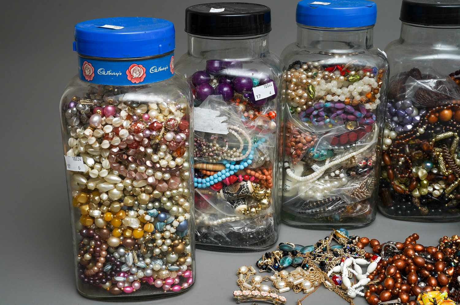 Assorted costume jewellery mainly bead necklaces (6 JARS) - Image 4 of 4