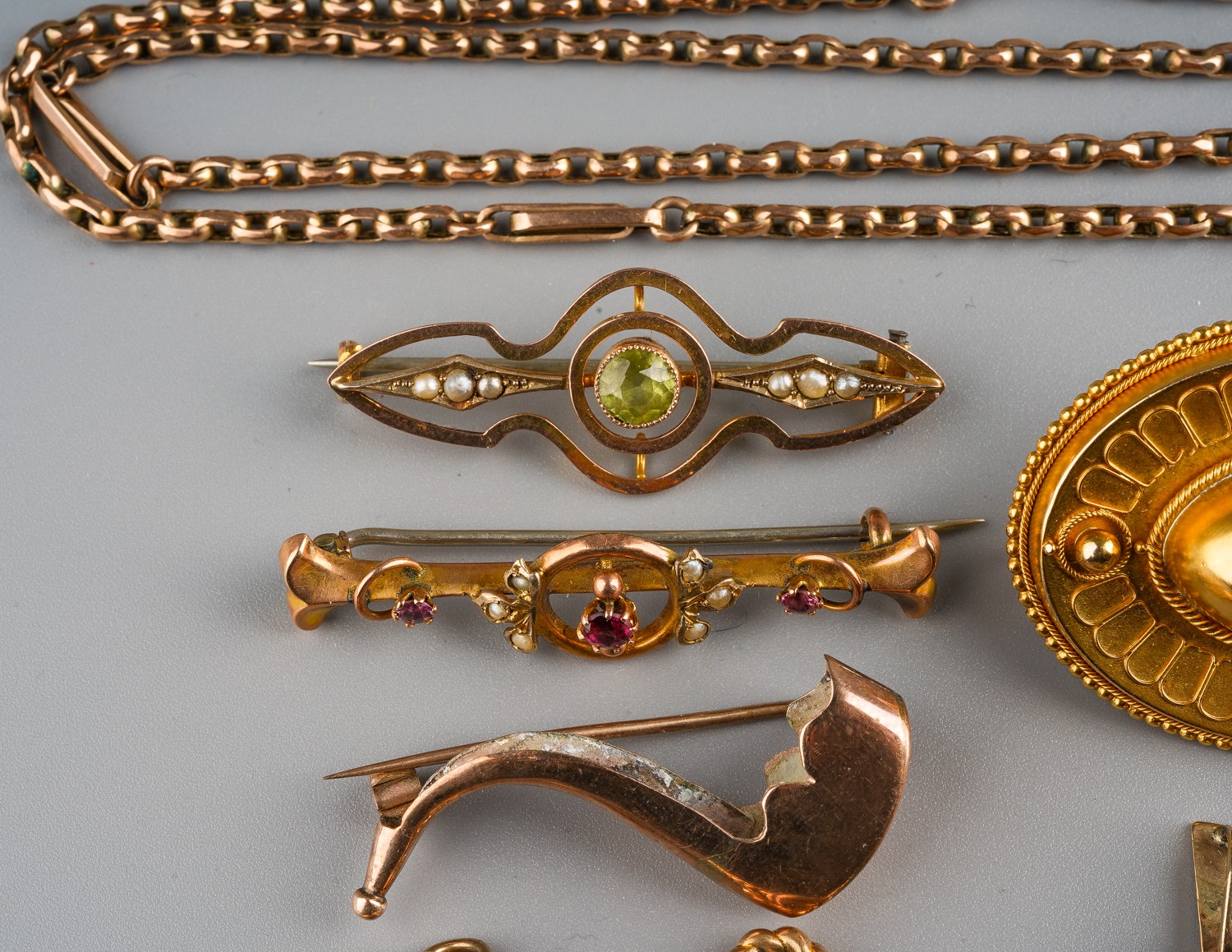 A group of gold jewellery, including 9ct gold lockets, Victorian brooch, Edwardian peridot and - Image 3 of 5