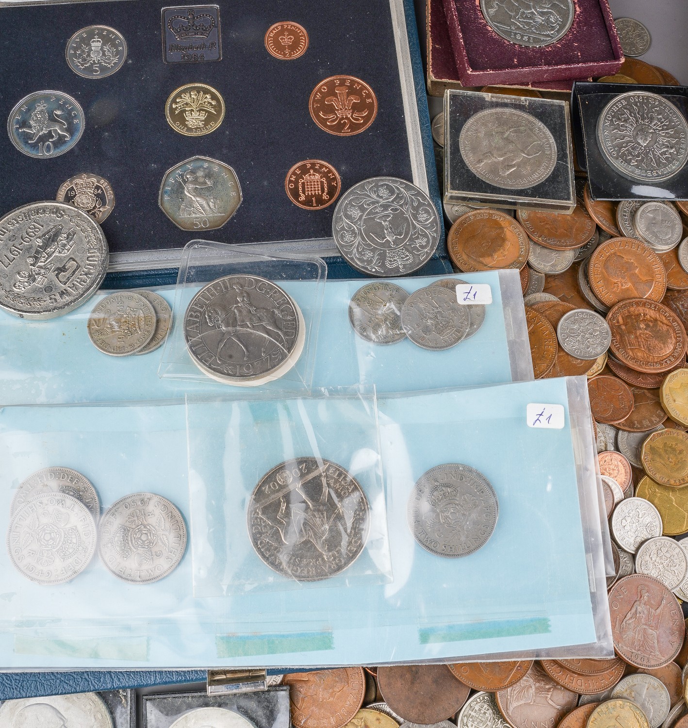 A large quantity of coinage to include a replica hammered coin set in a wooden box, etc. (1 box) - Image 4 of 5