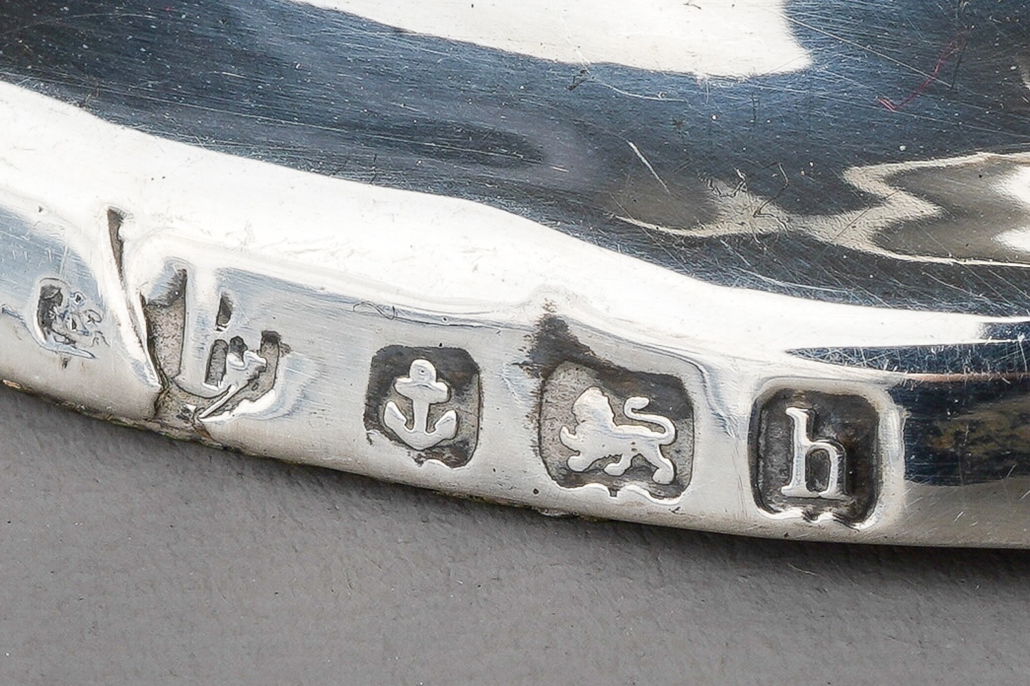 A group of silver to include: Edwardian seal wax holder, circular with gadroon border, hallmarked - Bild 3 aus 7