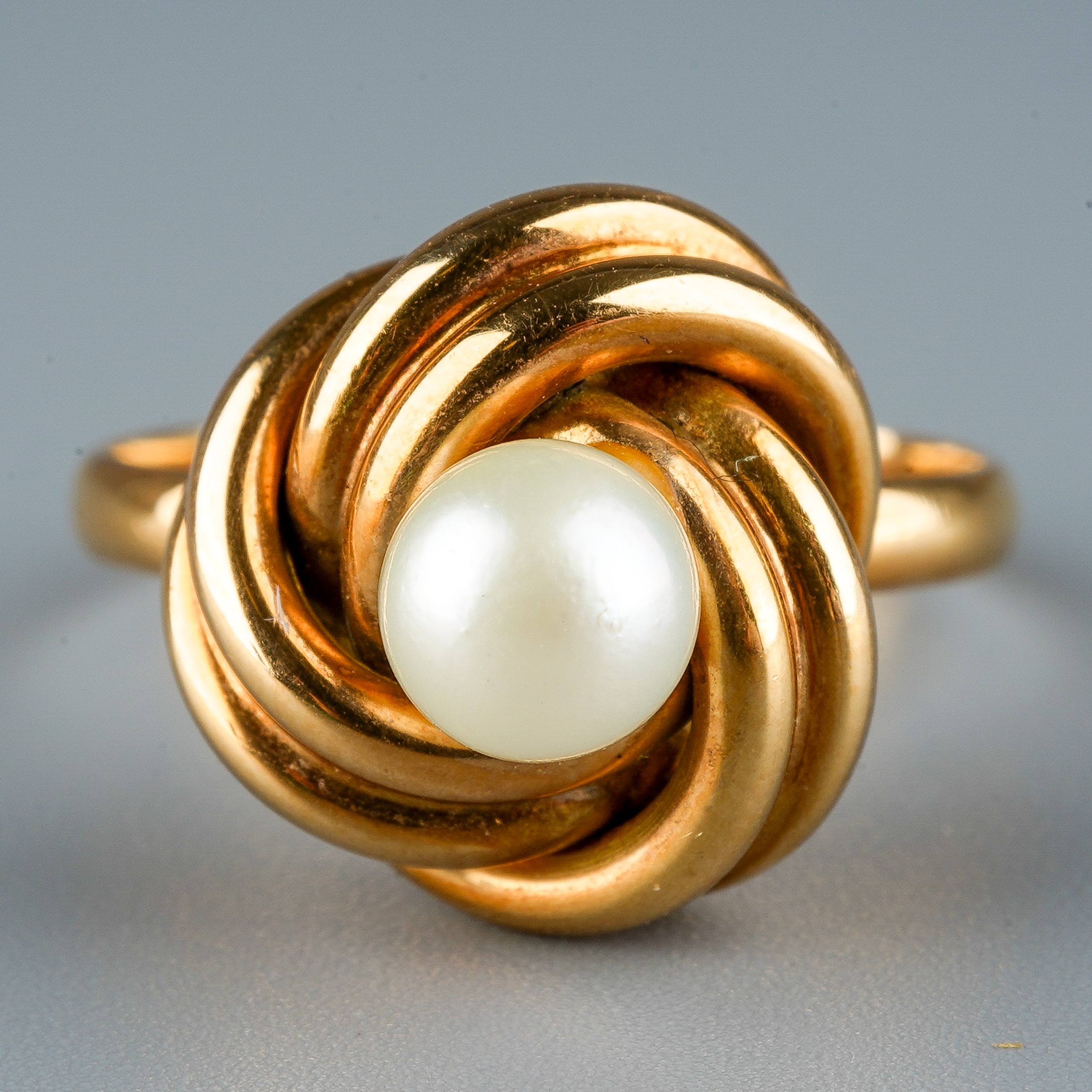 A yellow gold and cultured pearl ring, set with a 5mm pearl in a knot mount, size L1/2, - Image 3 of 4