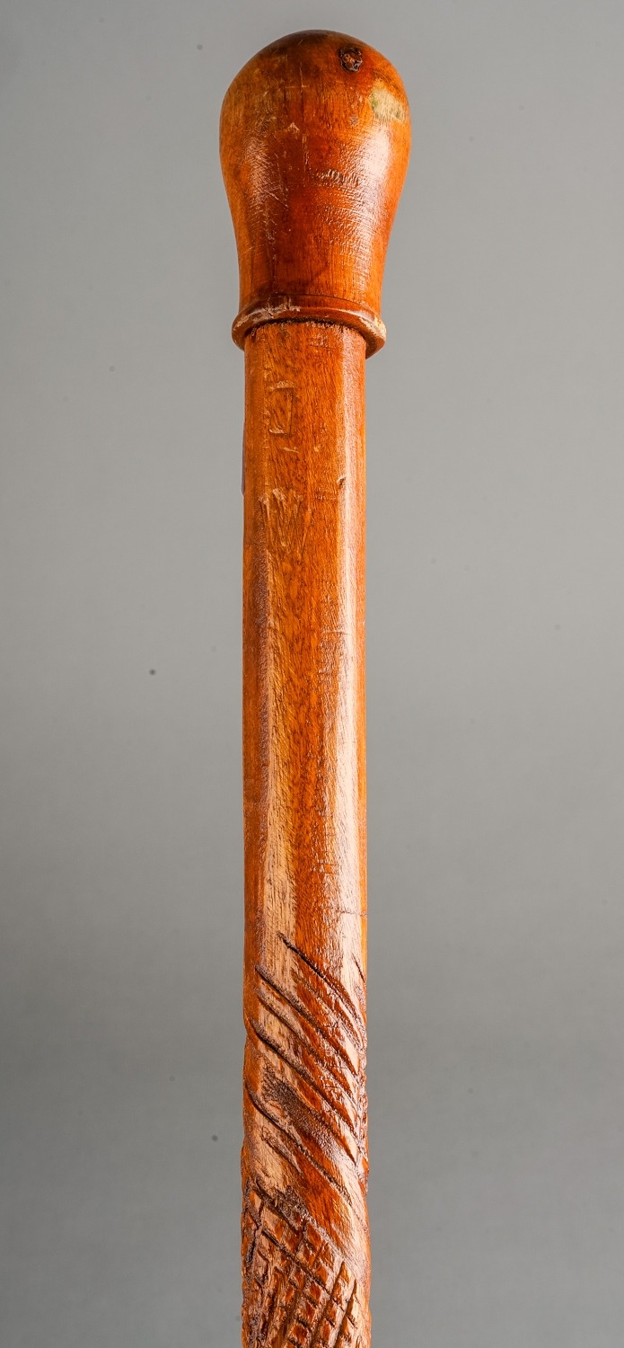 A blackened naturalistic wood Shillelagh style stick together with two carved staffs and a carved - Bild 4 aus 7