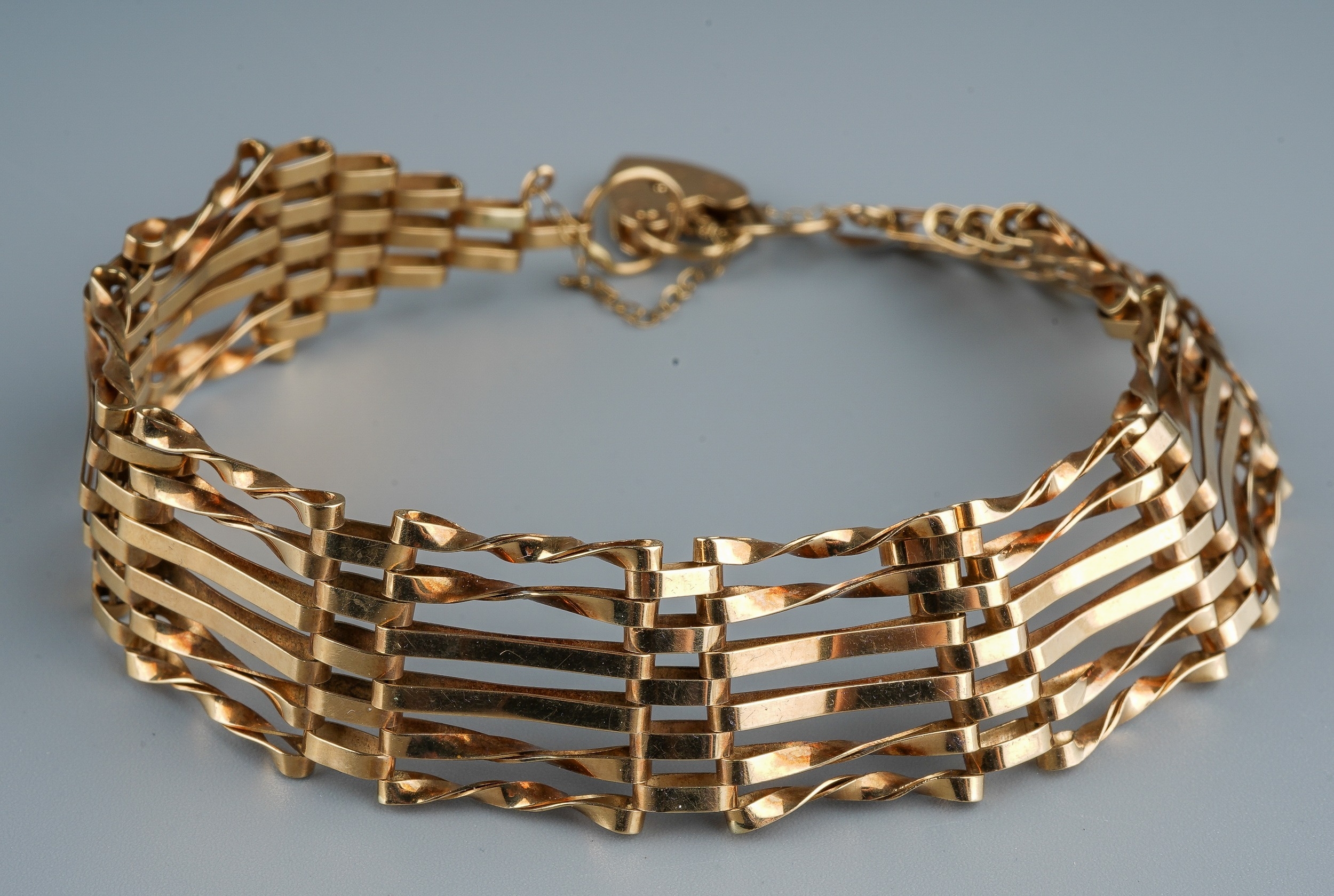 A 9ct yellow gold gate-link bracelet, padlock clasp, total gross weight approx 8.7g Good - Image 4 of 4