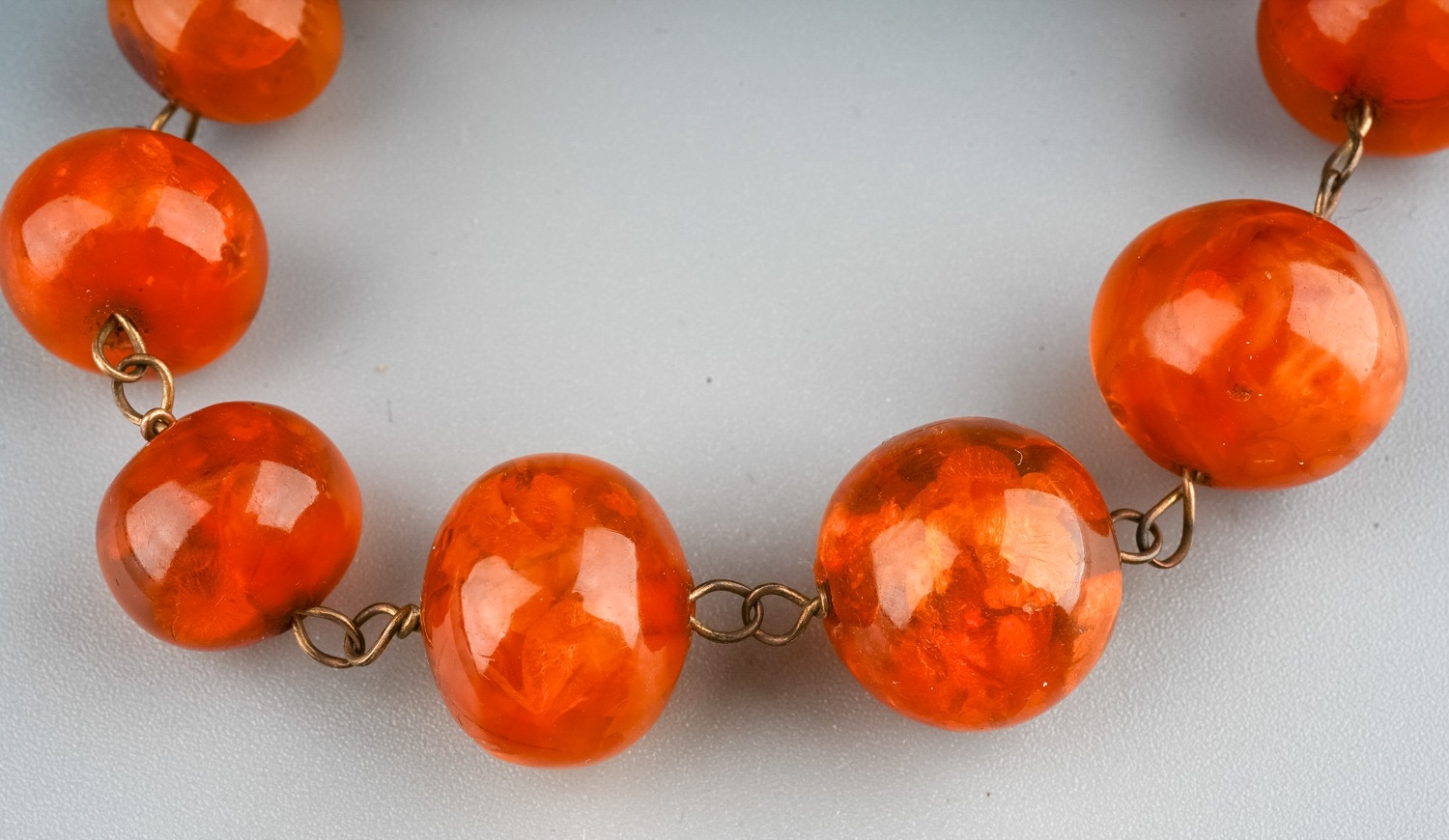 A graduated amber bead necklace, 46cm long, total gross weight approx 22g Good, wear commensurate - Bild 2 aus 3