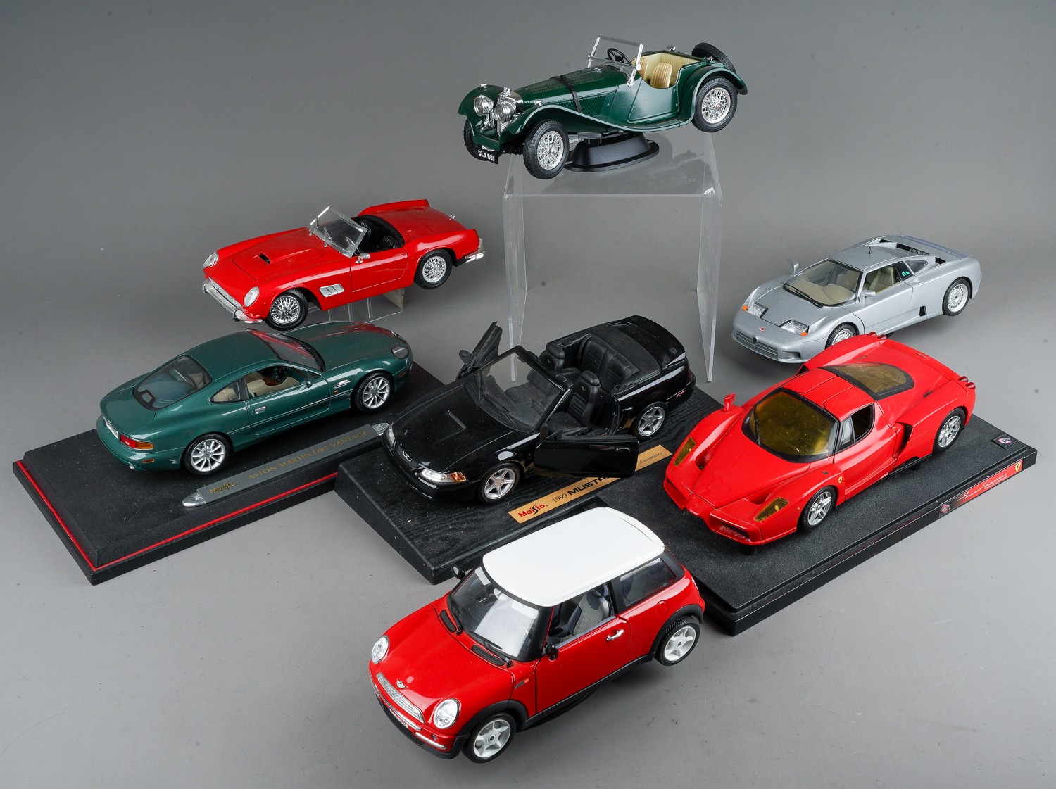 A tray of 7 1/18 scale Bburago, Maisto sports cars