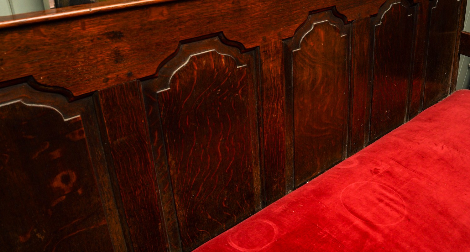 A Victorian style stained oak carved settle, the back rest with geometric sections above red - Bild 4 aus 4