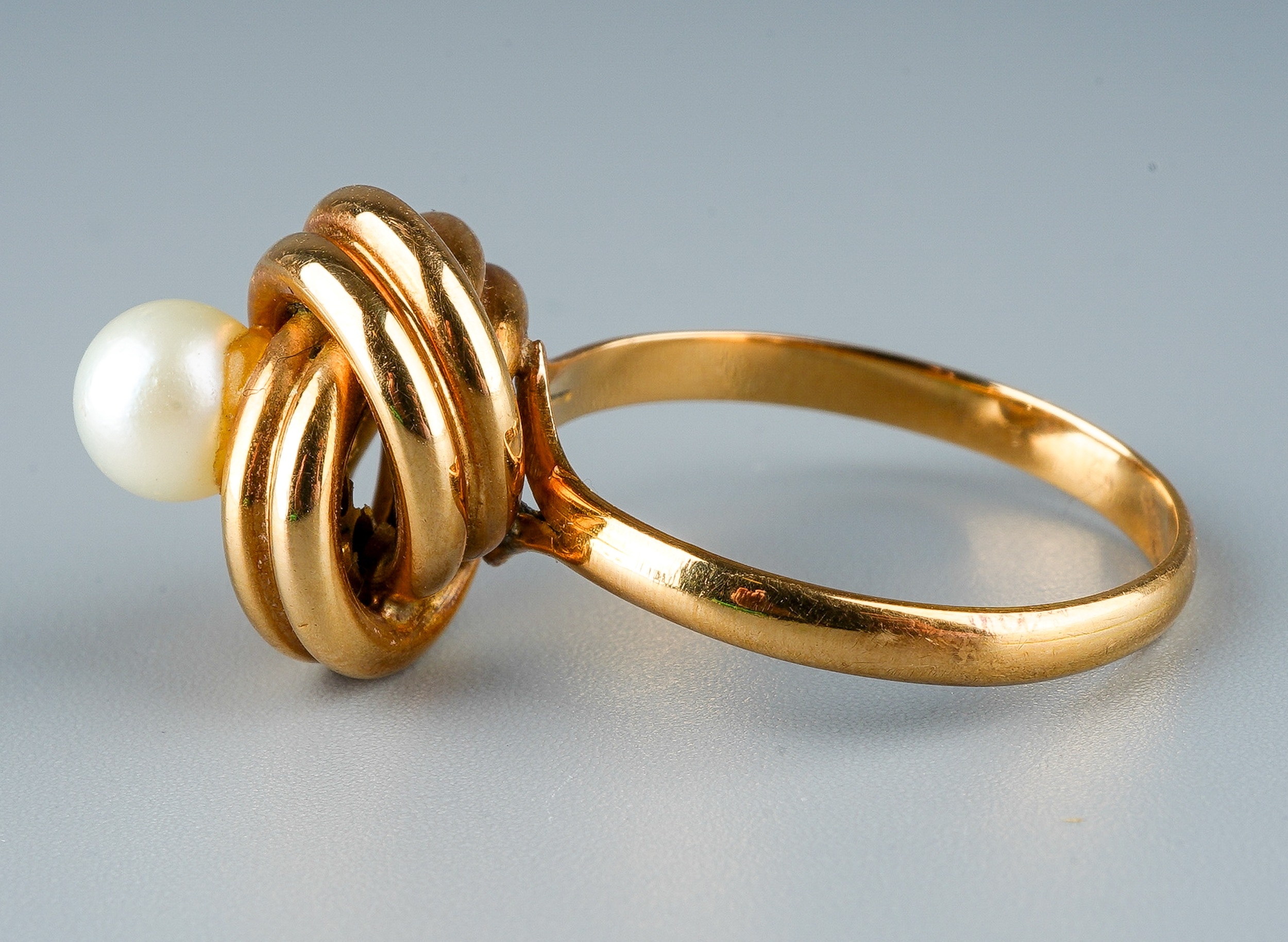 A yellow gold and cultured pearl ring, set with a 5mm pearl in a knot mount, size L1/2, - Image 2 of 4