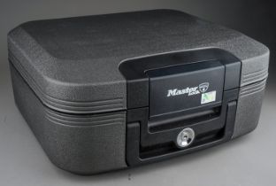 A Master Lock F-68628754 portable safe, key inside (1)